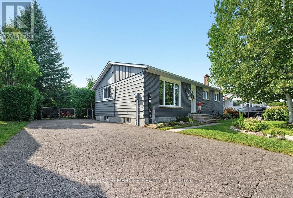 39 Mary St, Petawawa, ON K8H 1R8