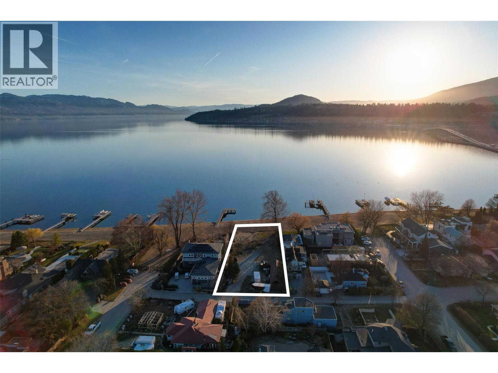 1978 Mcdougall St, Kelowna, BC V1Y 1A3