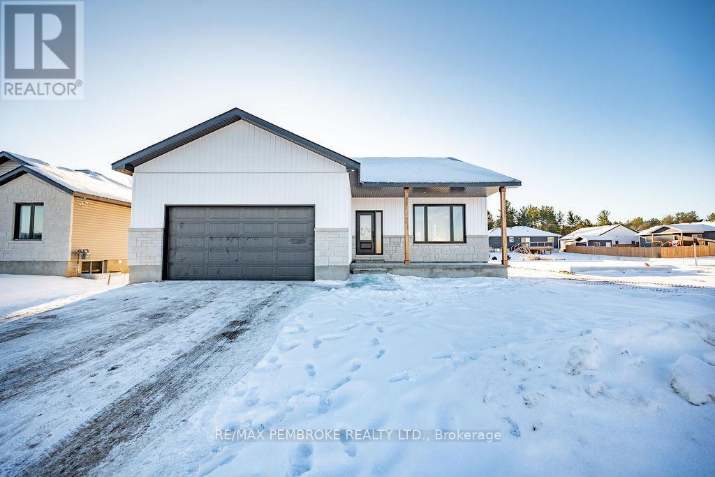 18 Durant St, Petawawa, ON K8H 0G2