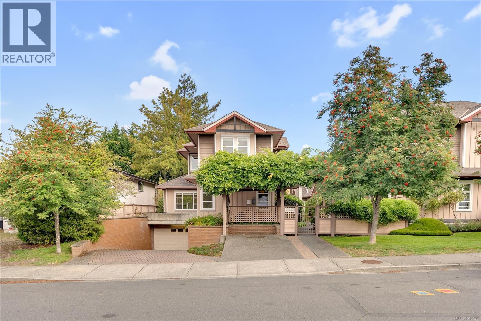 2260 Kinross Ave, Oak Bay, BC V8R 2N5