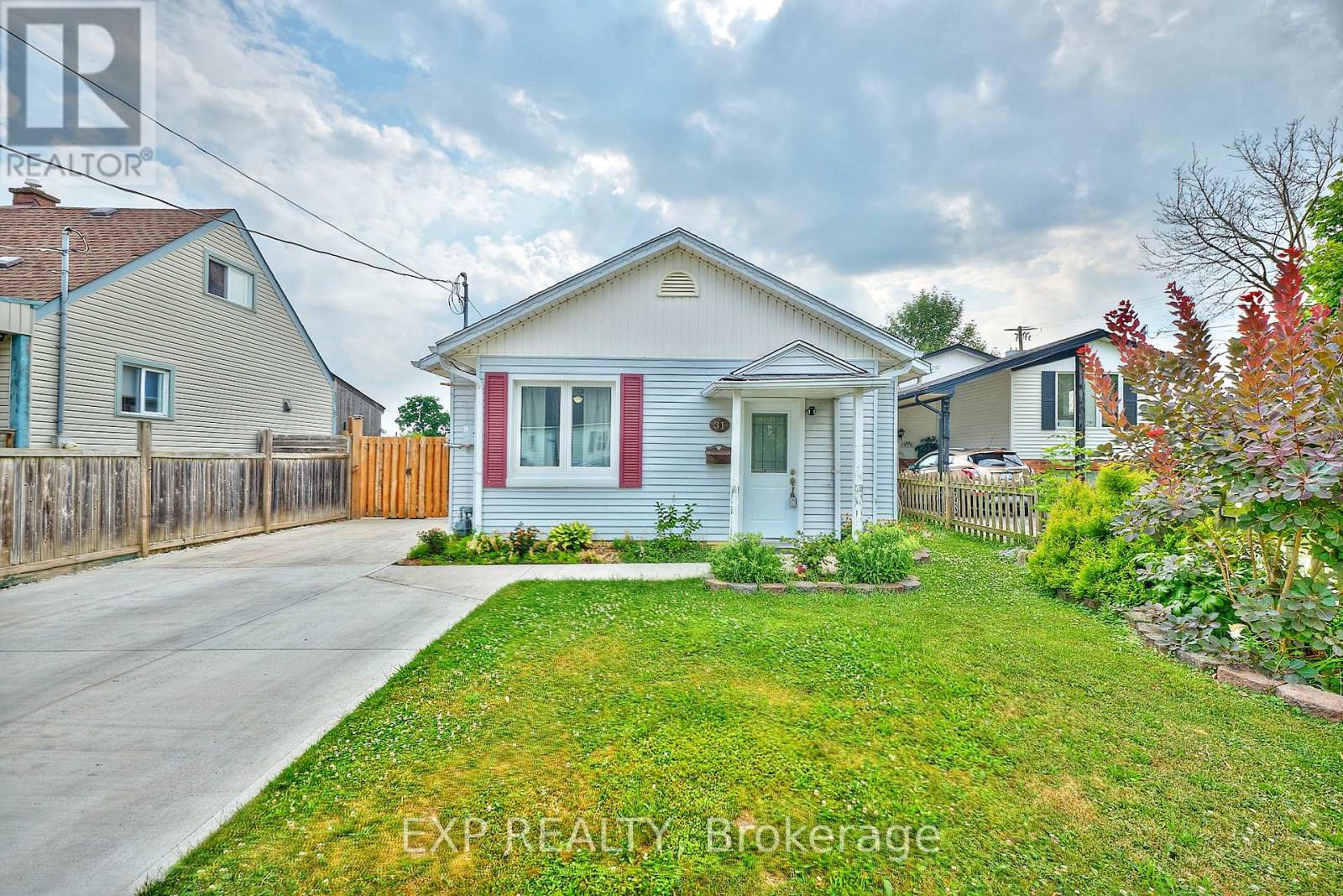 31 Woodrow St, St. Catharines, ON L2P 2A1