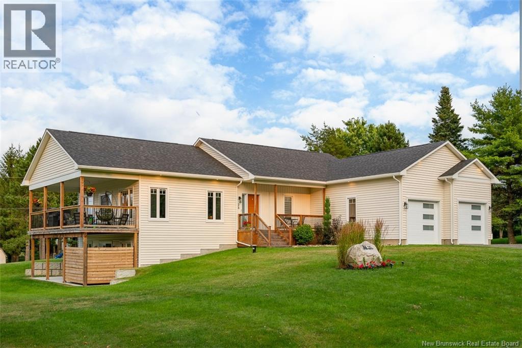 25 Scenic View St, Island View, NB E3E 1A1