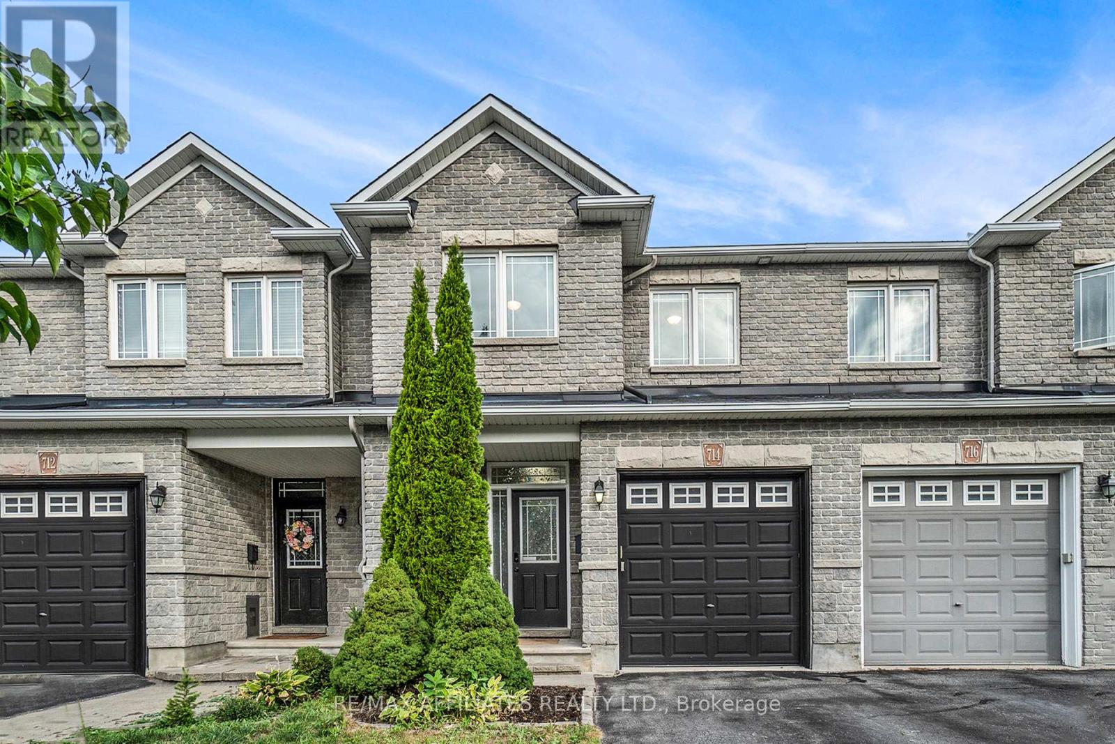 714 Regiment Ave, Ottawa, ON K2M 0E3