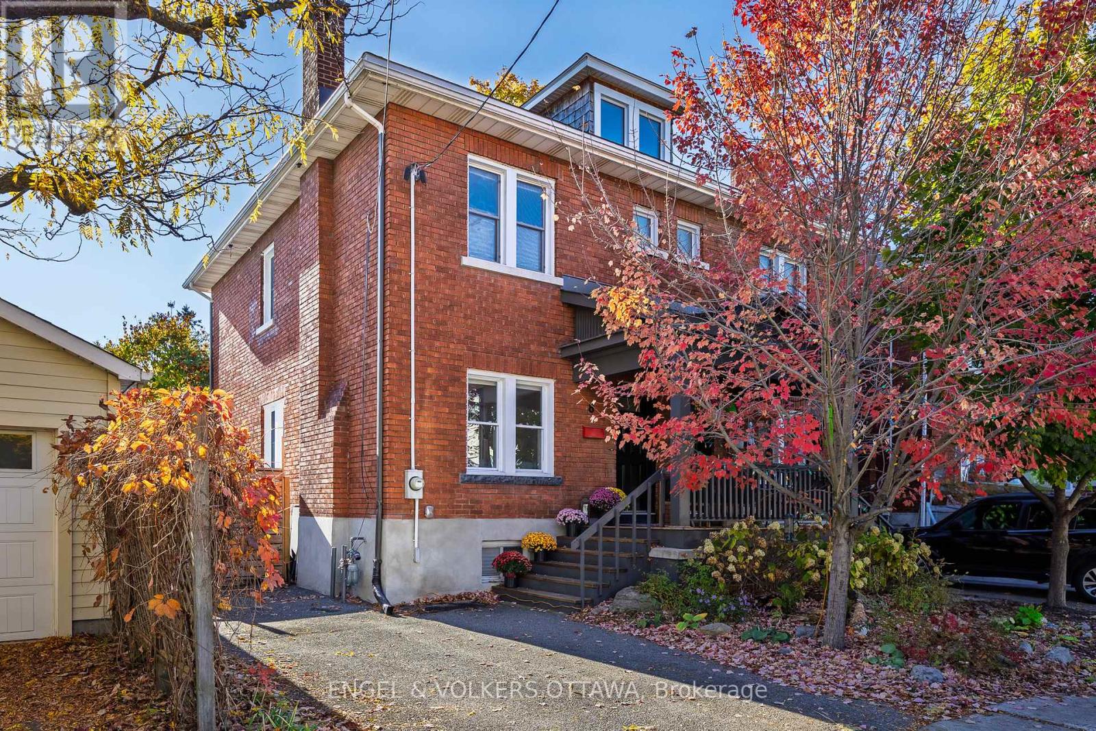 8 Foster St, Ottawa, ON K1Y 3J4