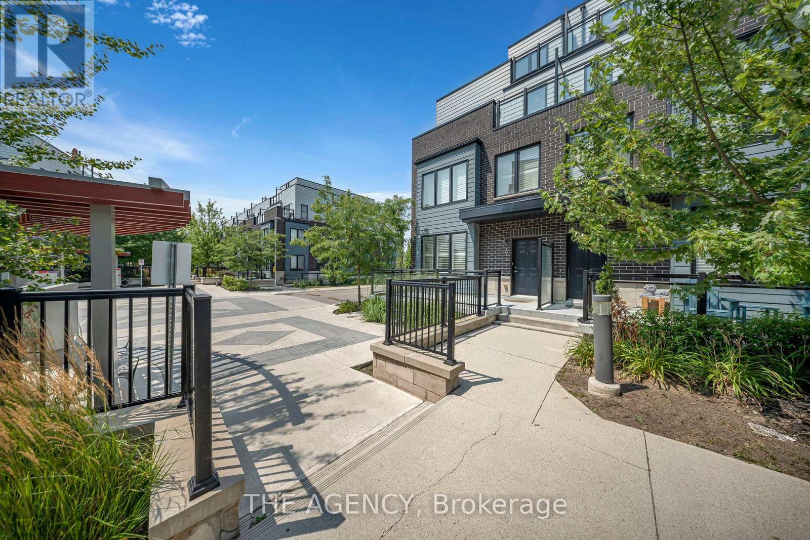 10 2212 Bromsgrove Rd, Mississauga, ON L5J 1L4