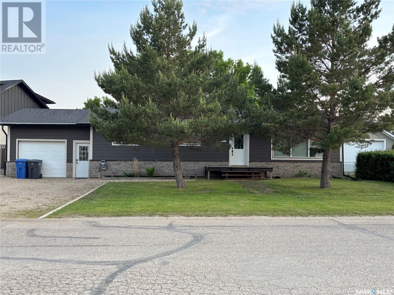 845 Prospect Ave, Oxbow, SK S0C 2B0