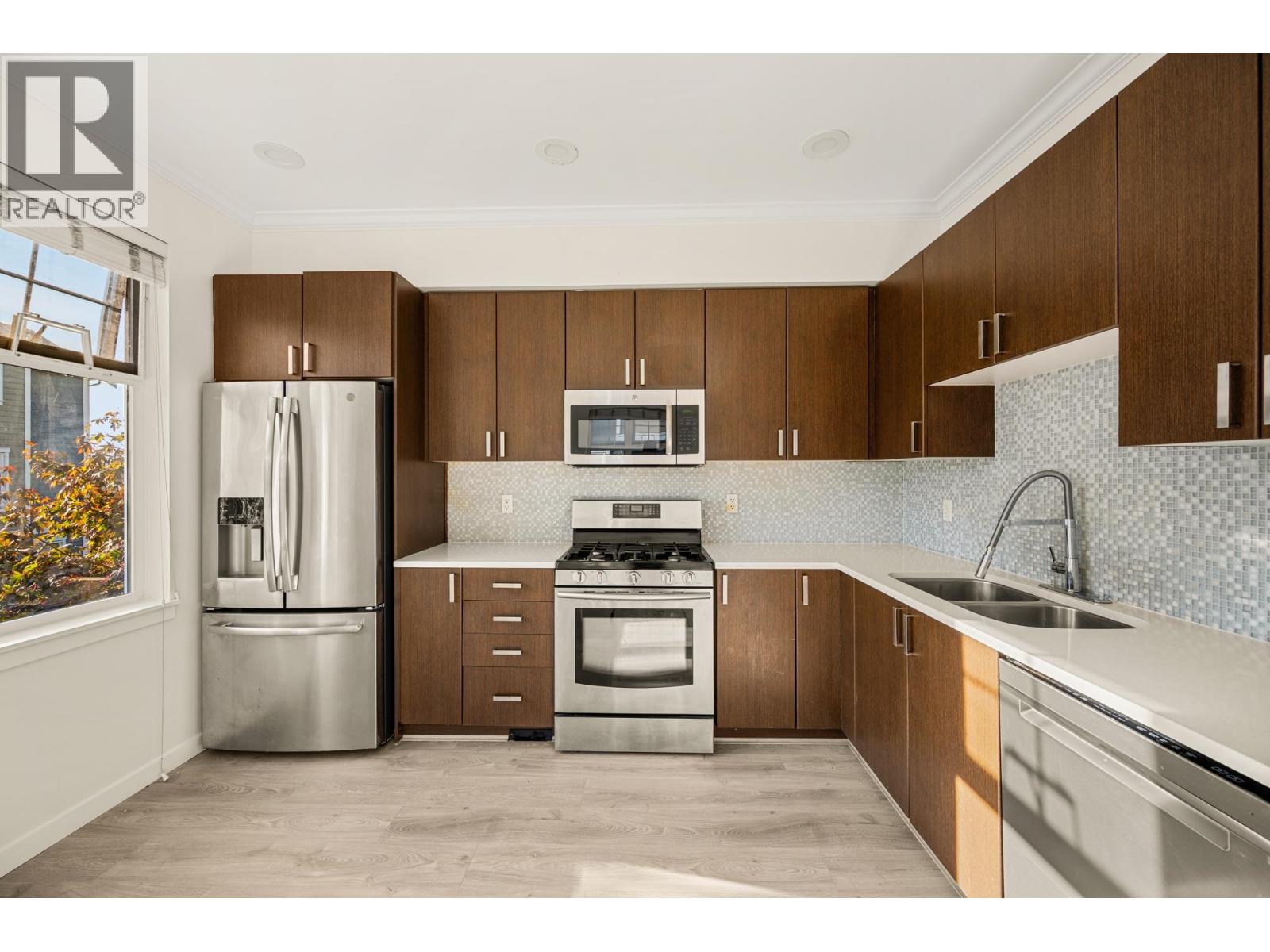 1111 Ewen Avenue Unit 32, New Westminster, BC V3M 5E3
