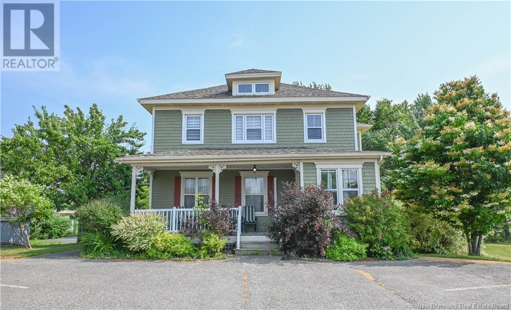 98 Saintpierre Ouest Blvd, Caraquet, NB E1W 1B6