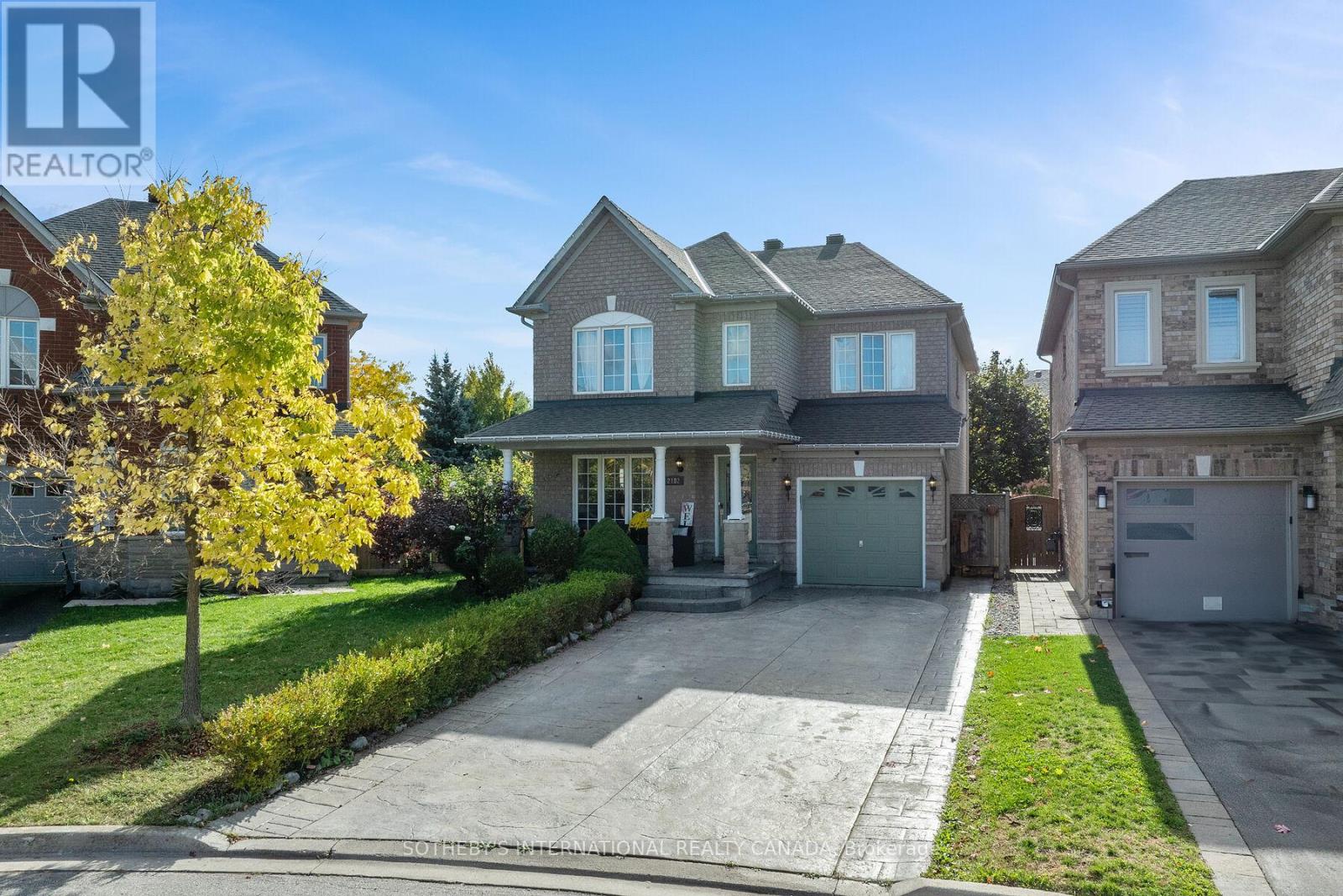 2182 Meadowglen Dr, Oakville, ON L6M 4C9
