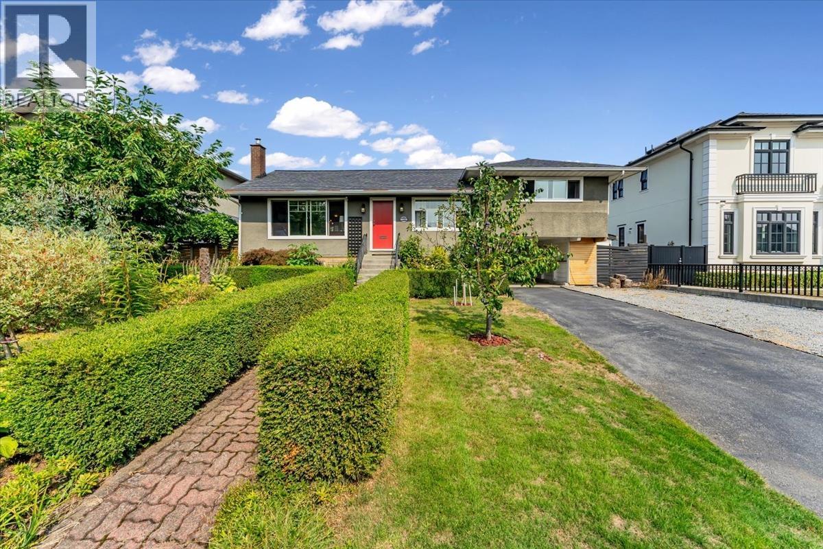 6575 Charles St, Burnaby, BC V5B 2H2