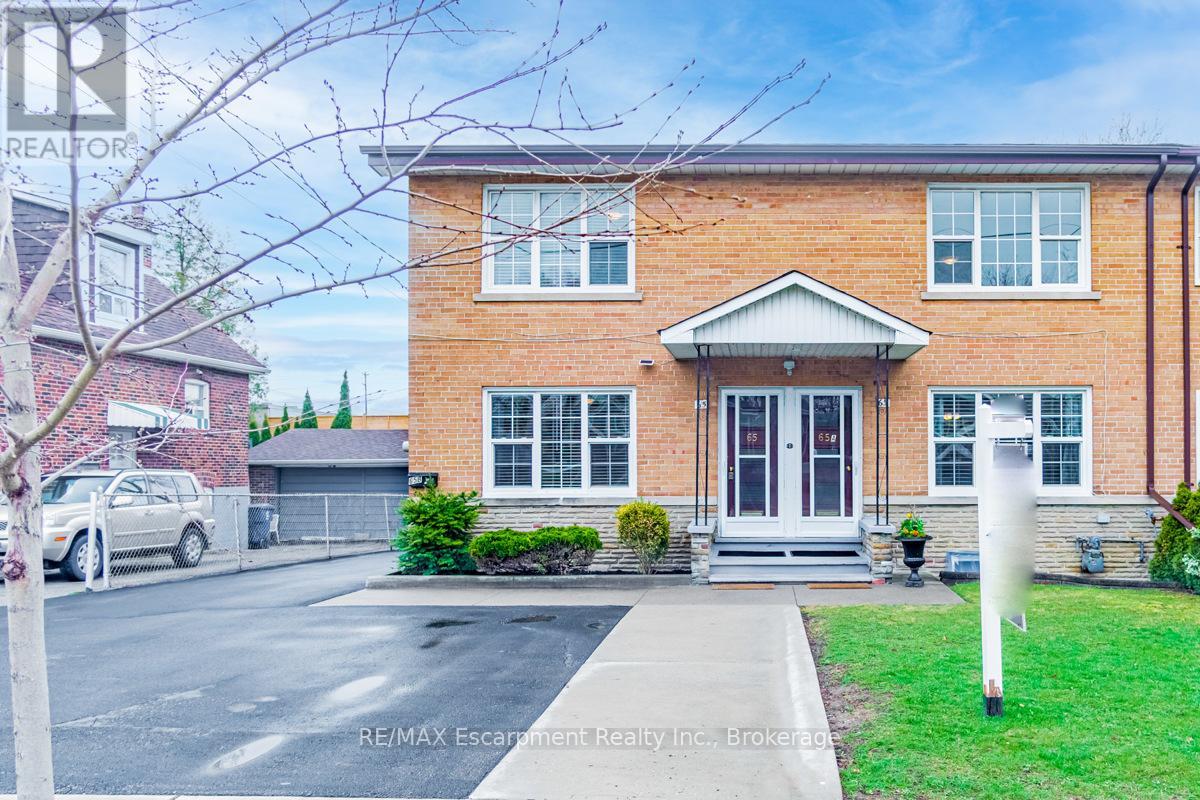 65 Fairfield Ave, Toronto, ON M8W 1R6