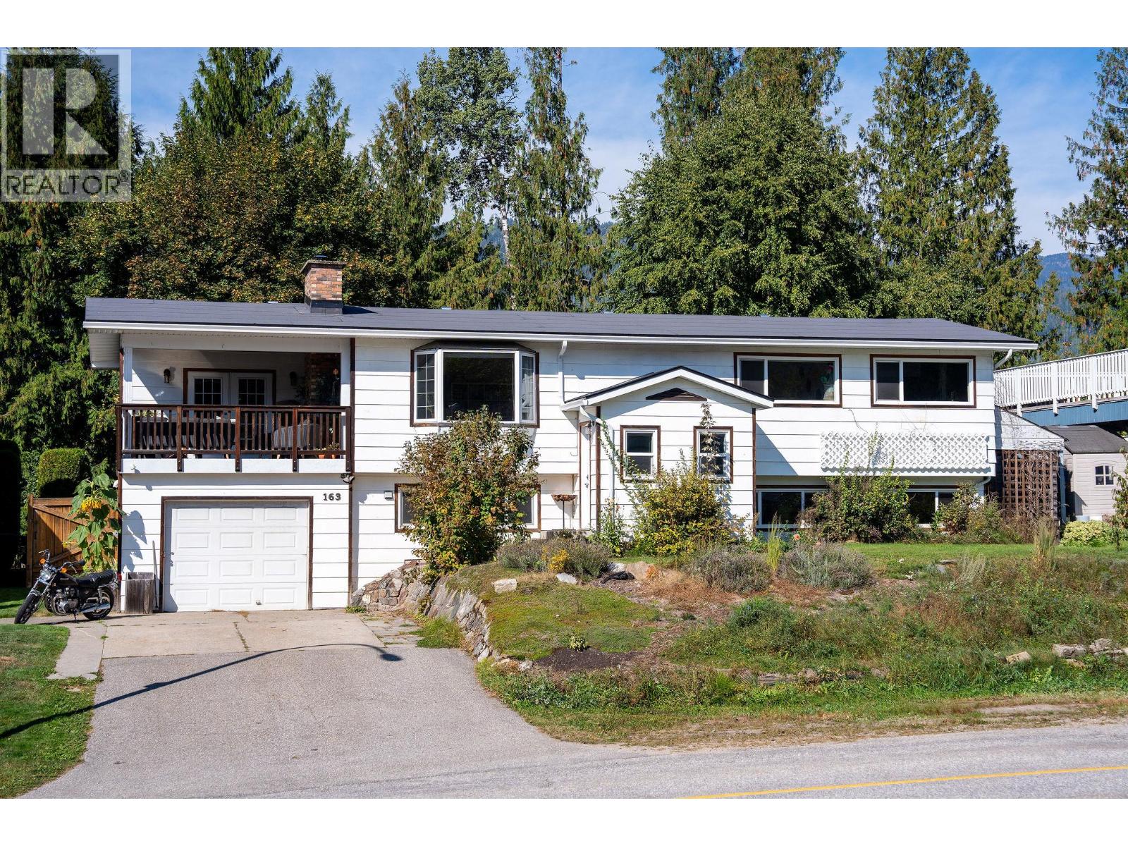 163 Pearkes Dr, Revelstoke, BC V0E 2S0