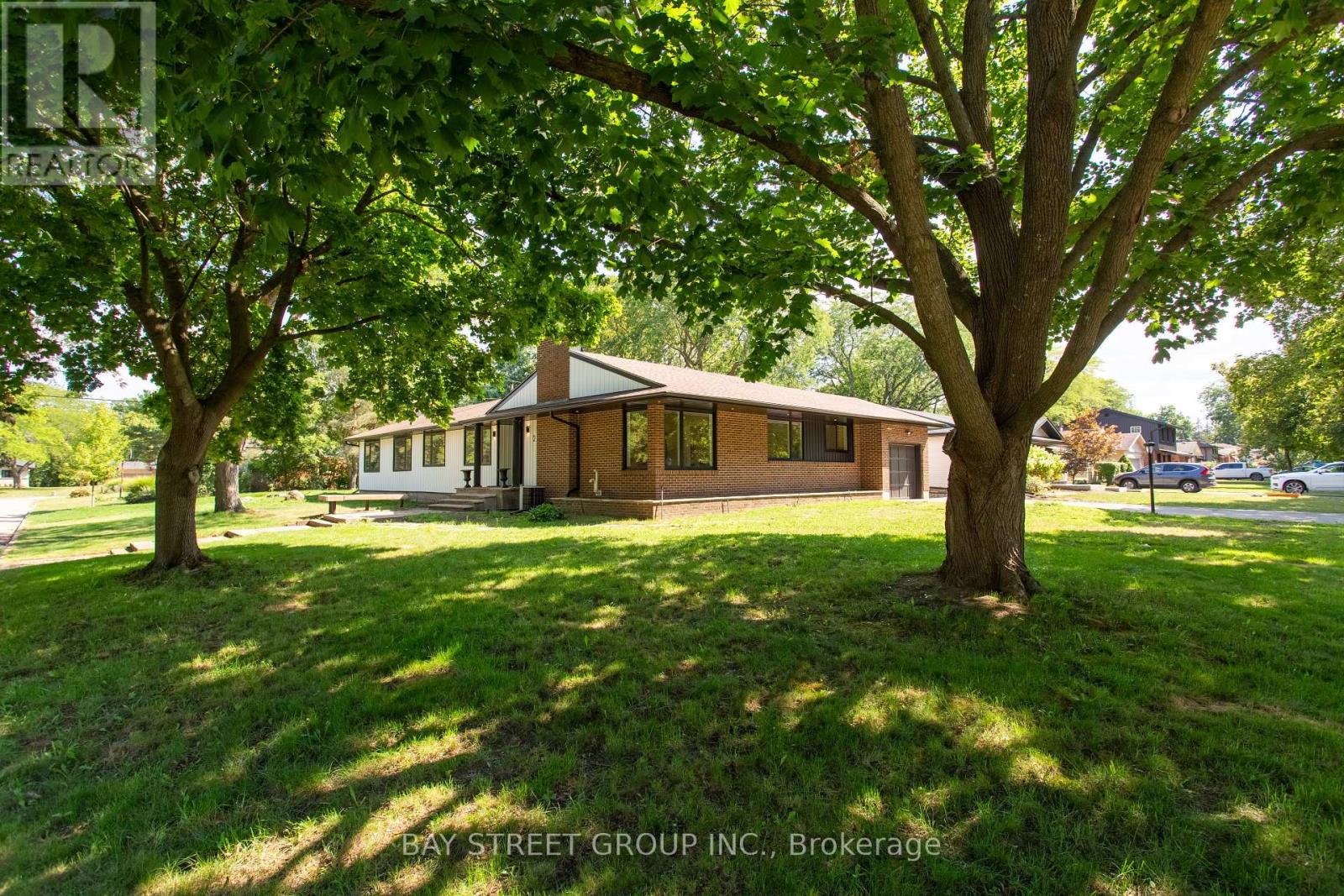 2 Parklane Cres S, St. Catharines, ON L2T 3V1