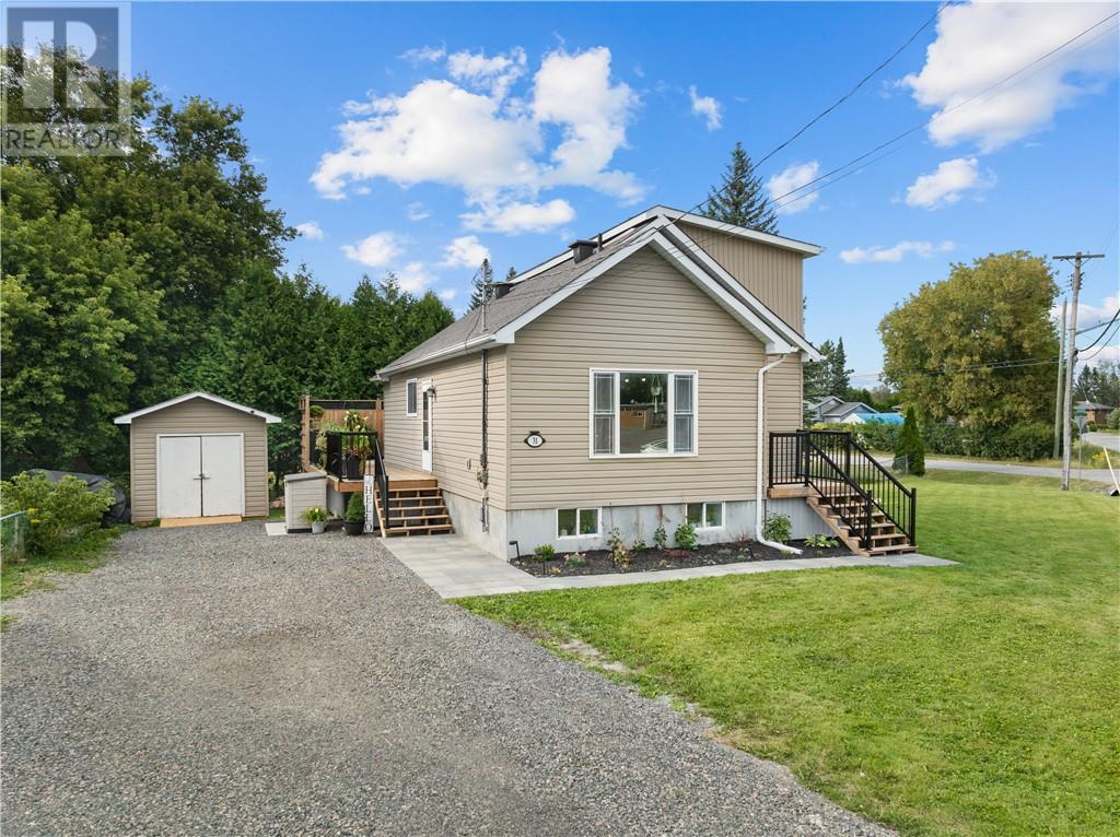 31 Paquette St, Azilda, ON P0M 1B0