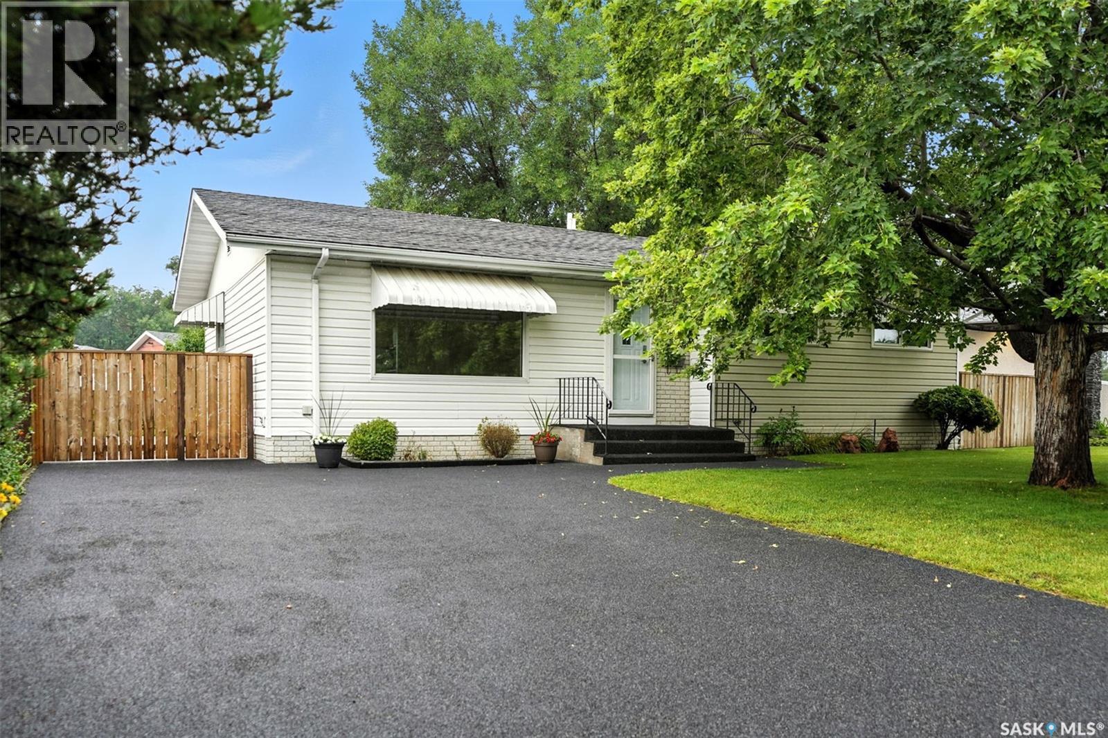 2210 Easthill, Saskatoon, SK S7J 3E2