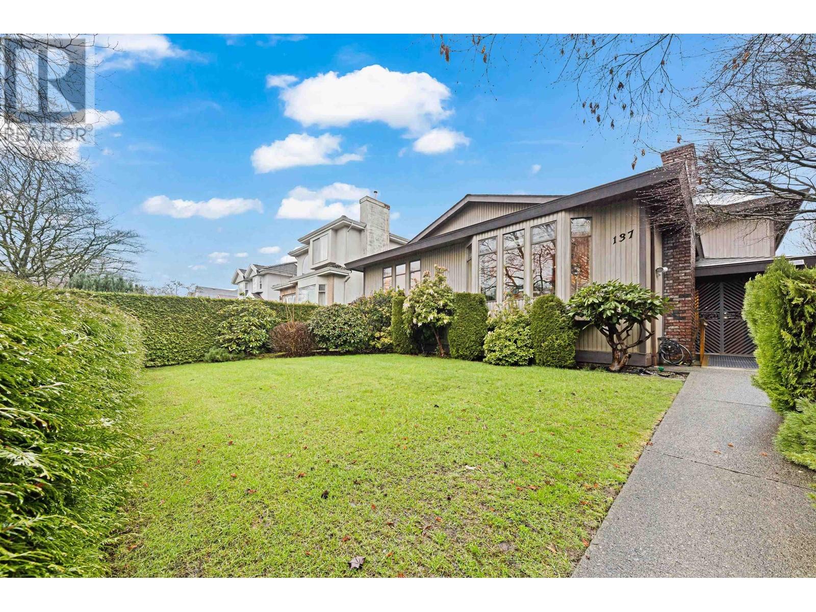 137 W Woodstock Ave, Vancouver, BC V5Y 2R7