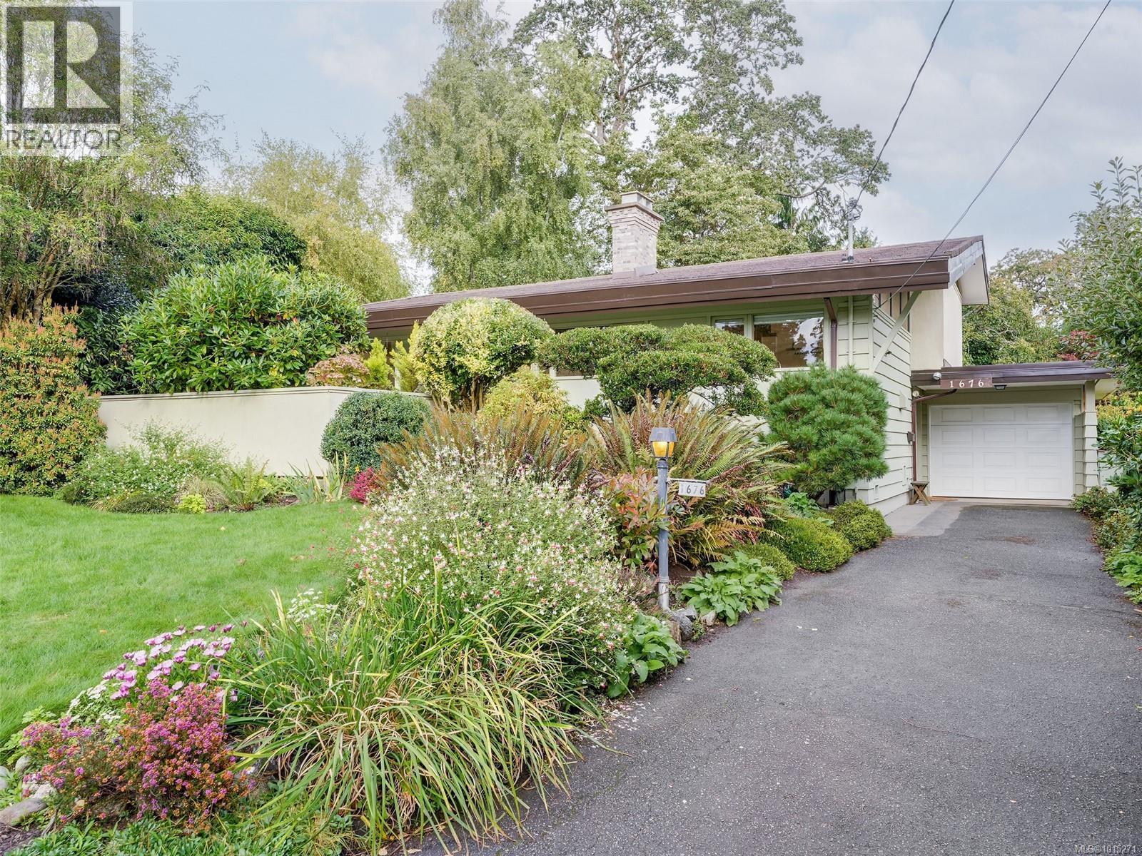 1676 St Francis Wood, Victoria, BC V8X 1X6