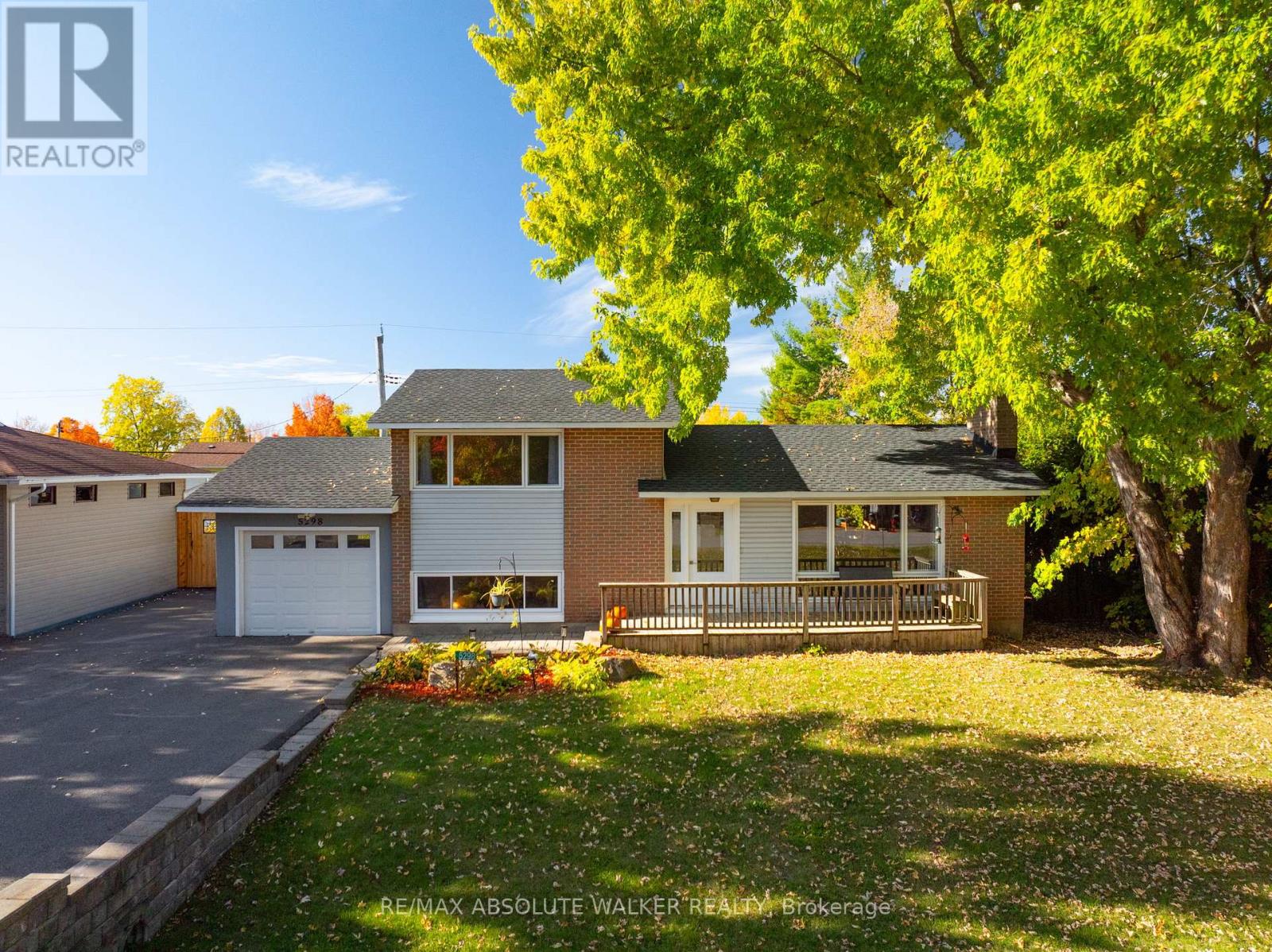 5298 Hillcrest Dr, Ottawa, ON K4M 1E6