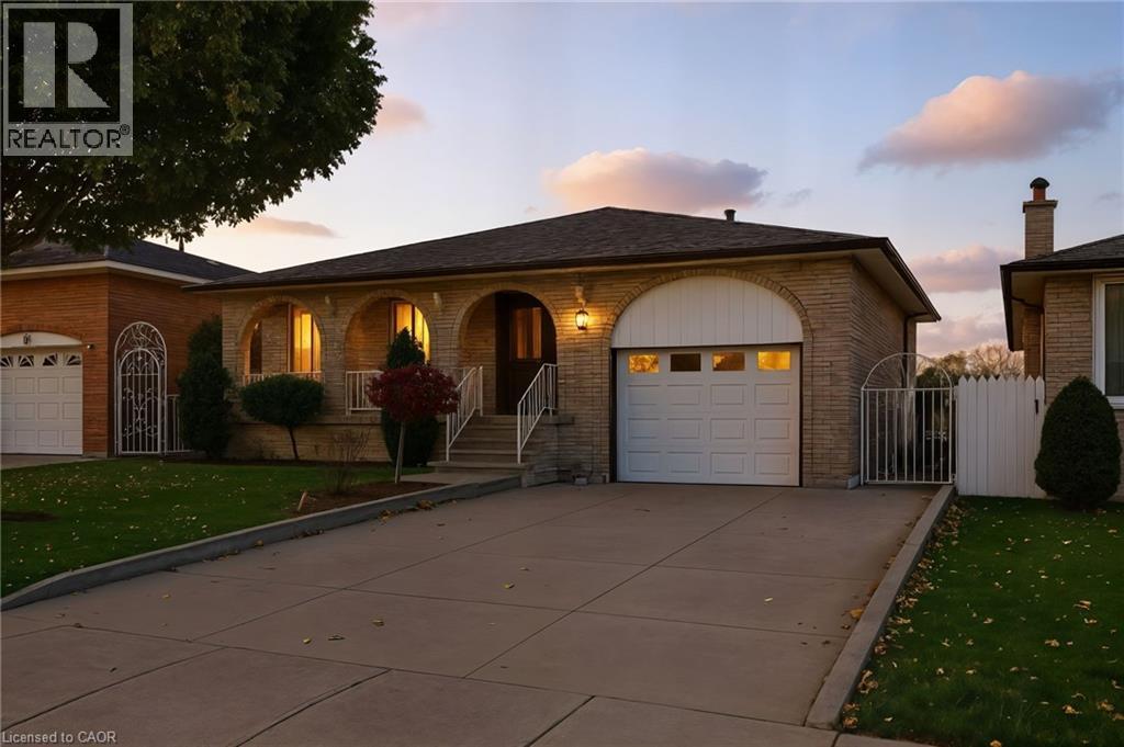 16 Tara Ct, Hamilton, ON L8K 6E6