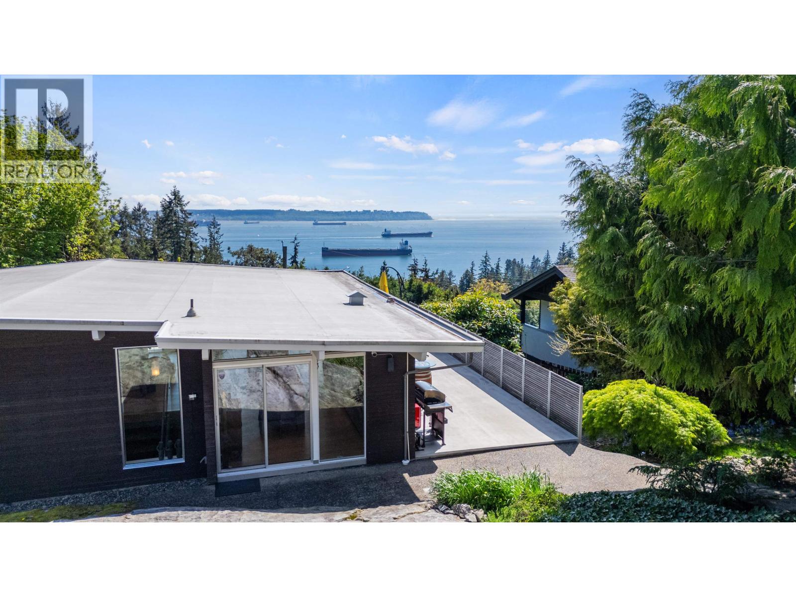 4045 Bayridge Ave, West Vancouver, BC V7V 3J9