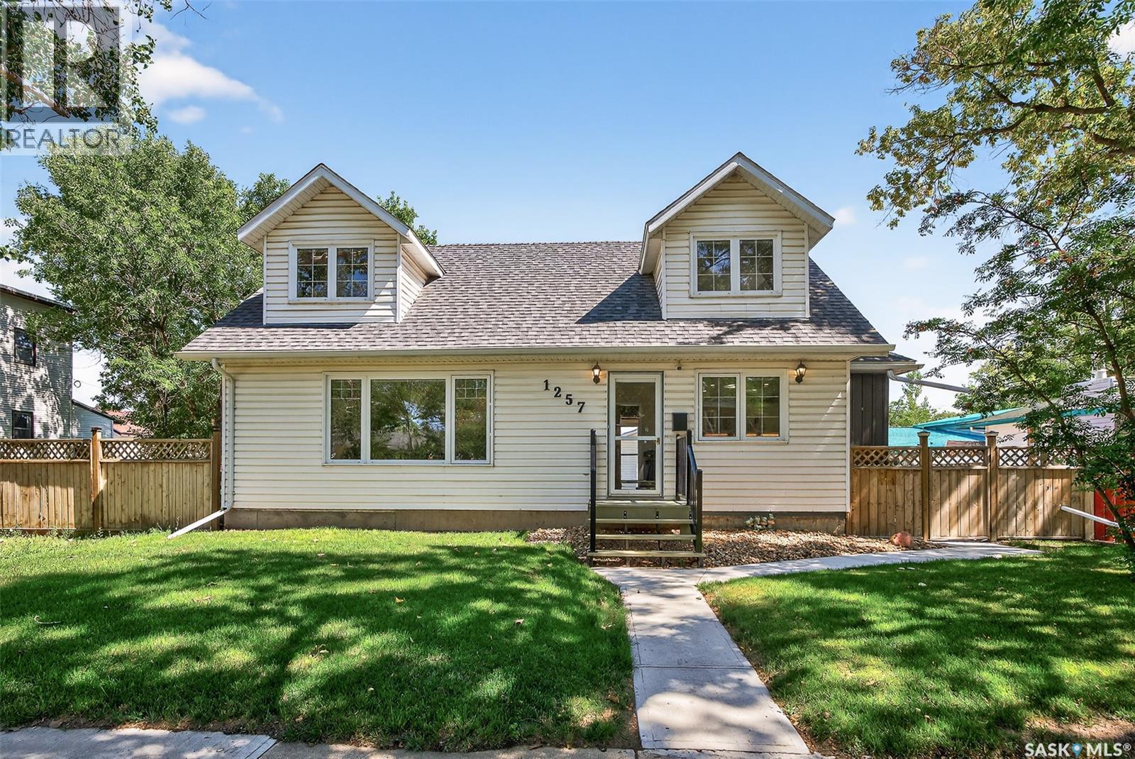 1257 3 Avenue Northeast, Moose Jaw, SK S6H 1G2