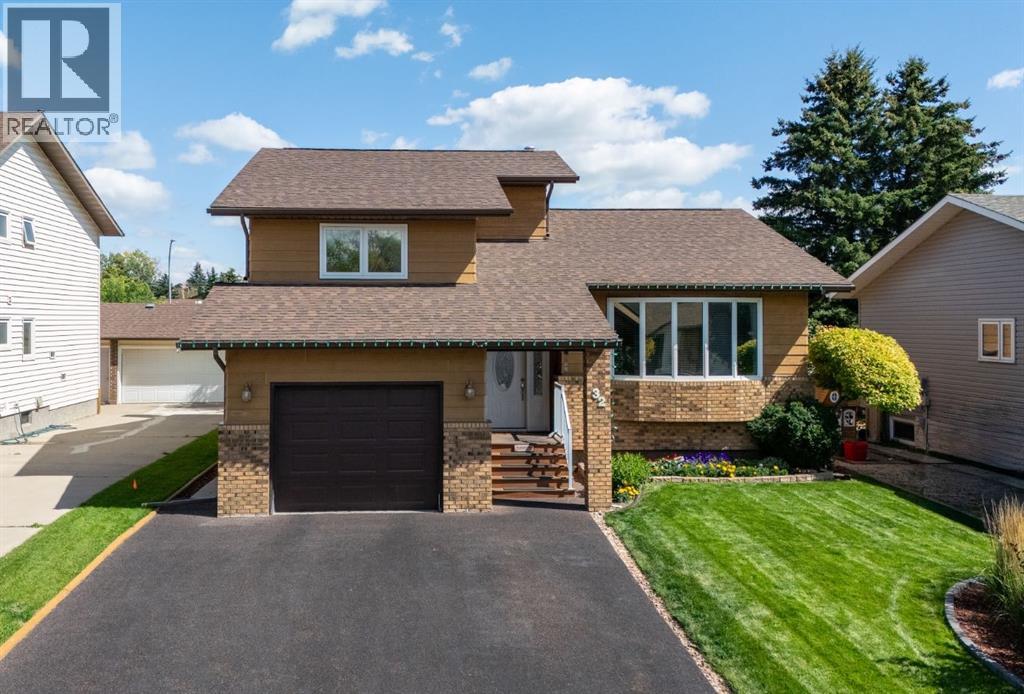 32 Rideau Close SW, Airdrie, AB T4B 1A6