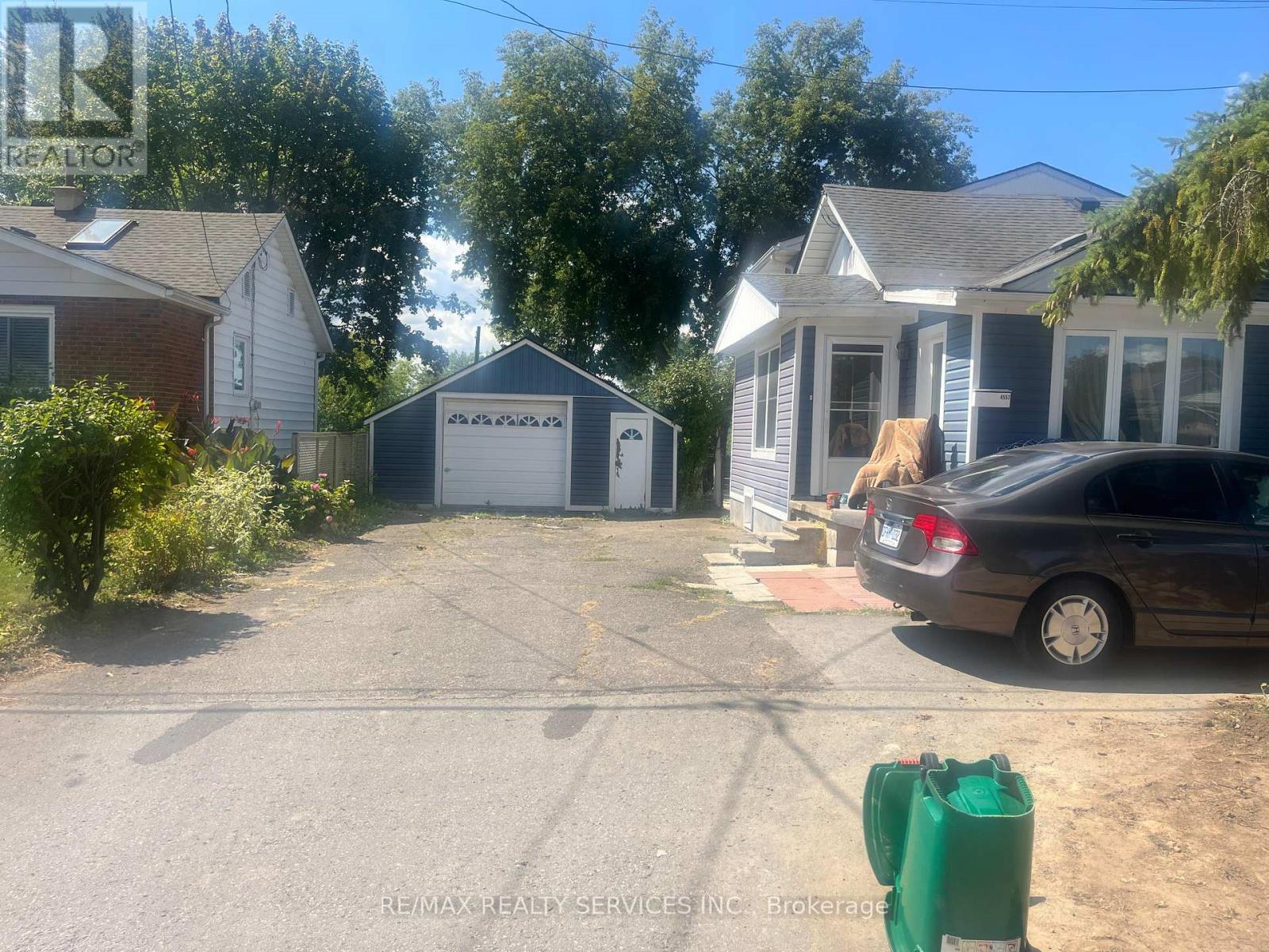 4557 Lee Ave, Niagara Falls, ON L2H 1M5