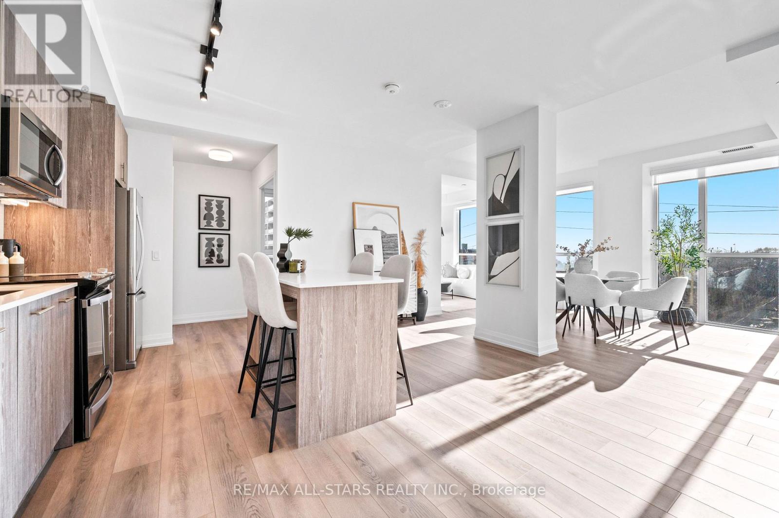 411 286 Main St, Toronto, ON M4C 0B3