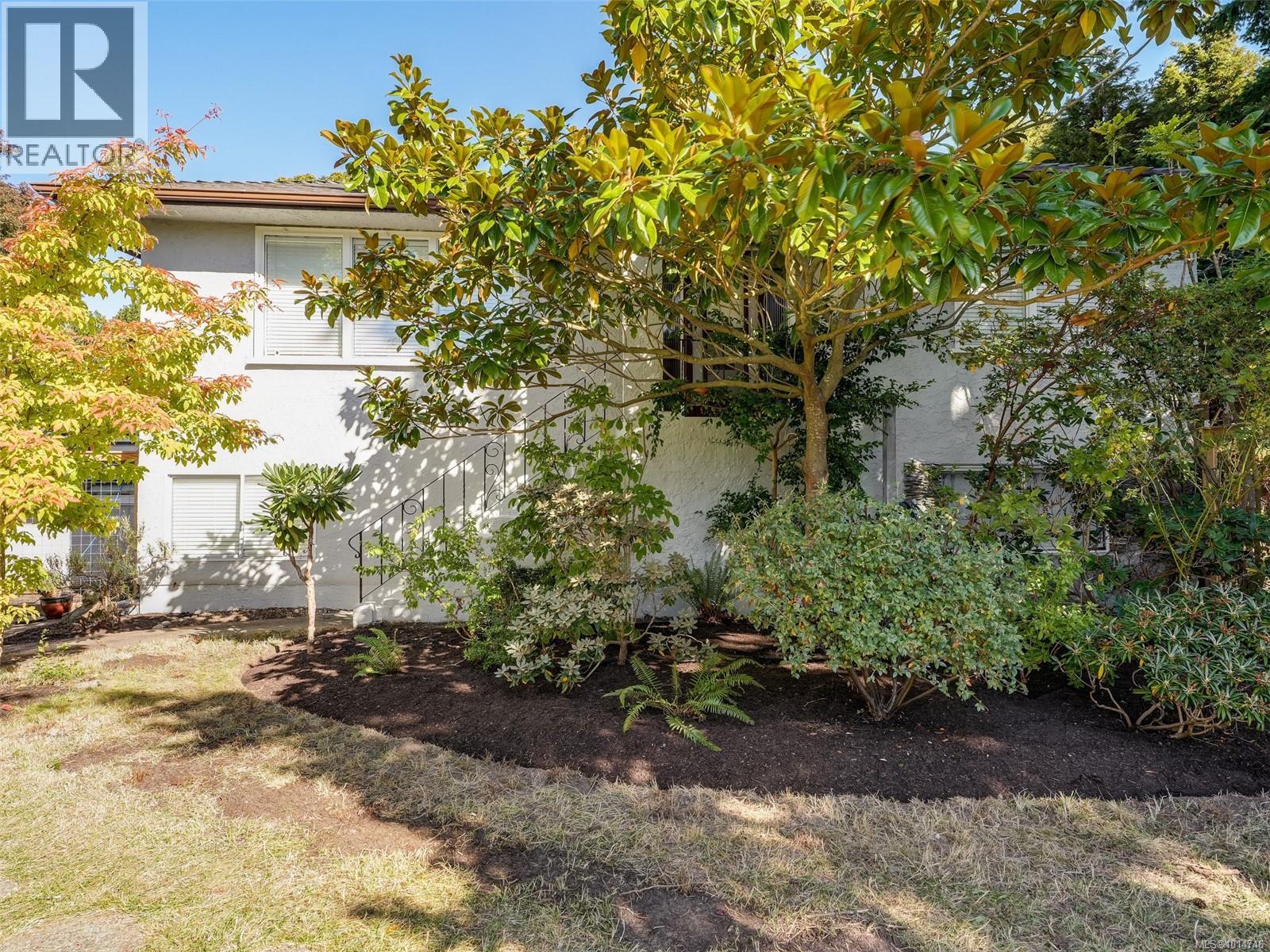 1874 Taylor St, Saanich, BC V8R 3G4