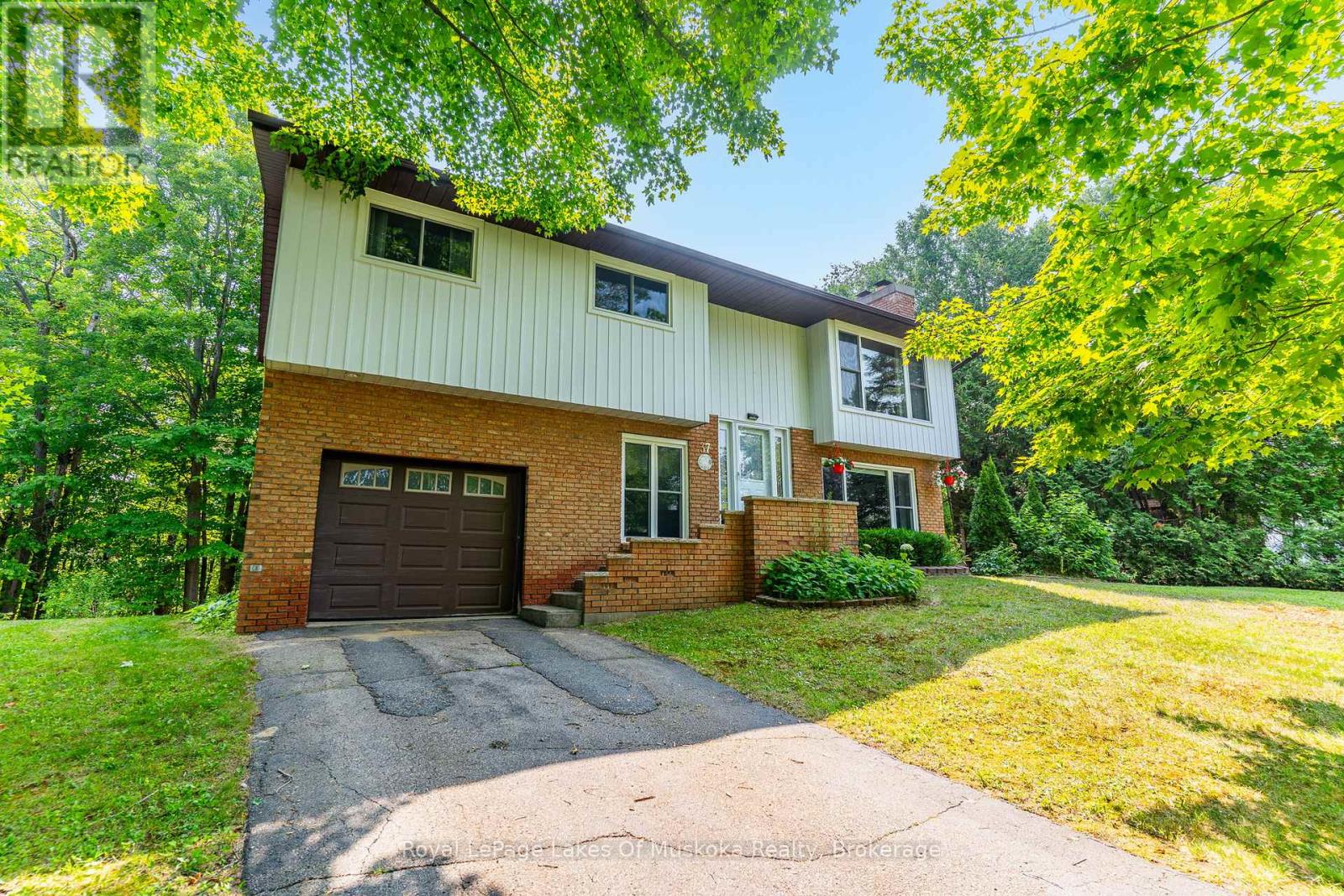 37 Church St, Bracebridge, ON P1L 2A2