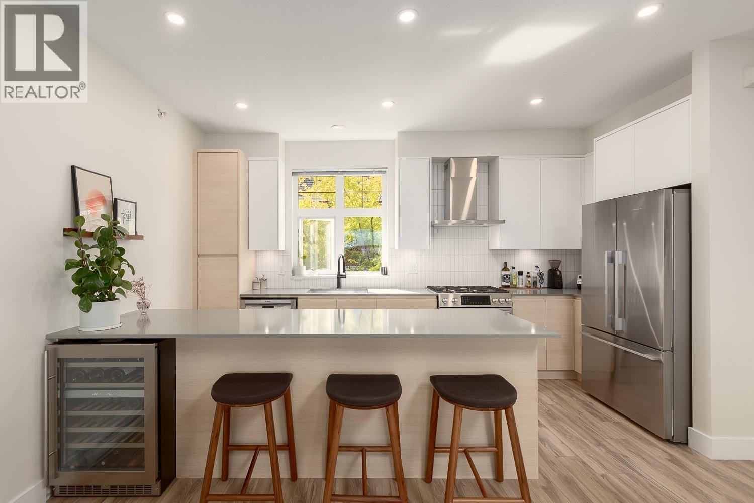 2272 St George St, Vancouver, BC V5T 3R2