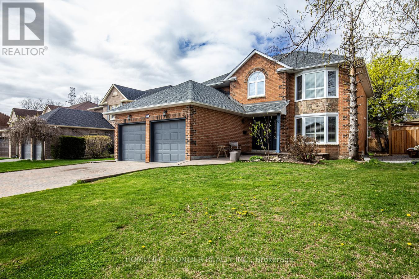 292 Crossland Gate, Newmarket, ON L3X 1B2