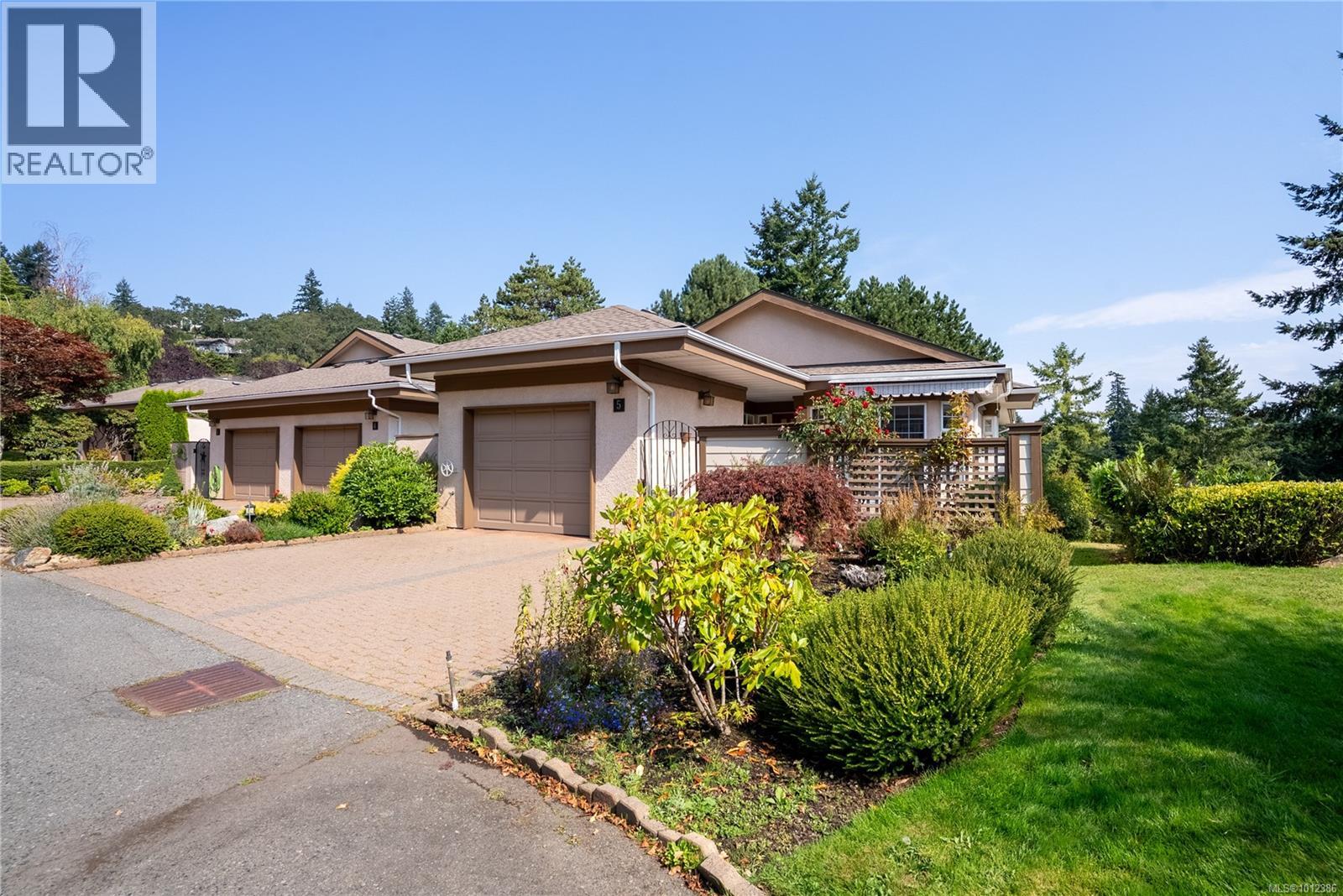 901 Kentwood Lane Unit 5, Saanich, BC V8Y 2Y5