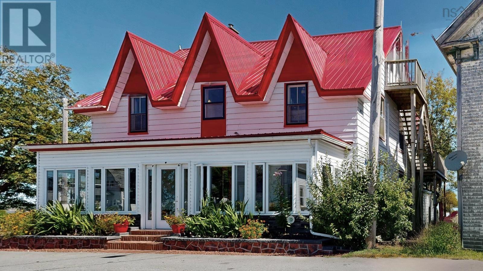 132 Hall St, Lockeport, NS B0T 1L0