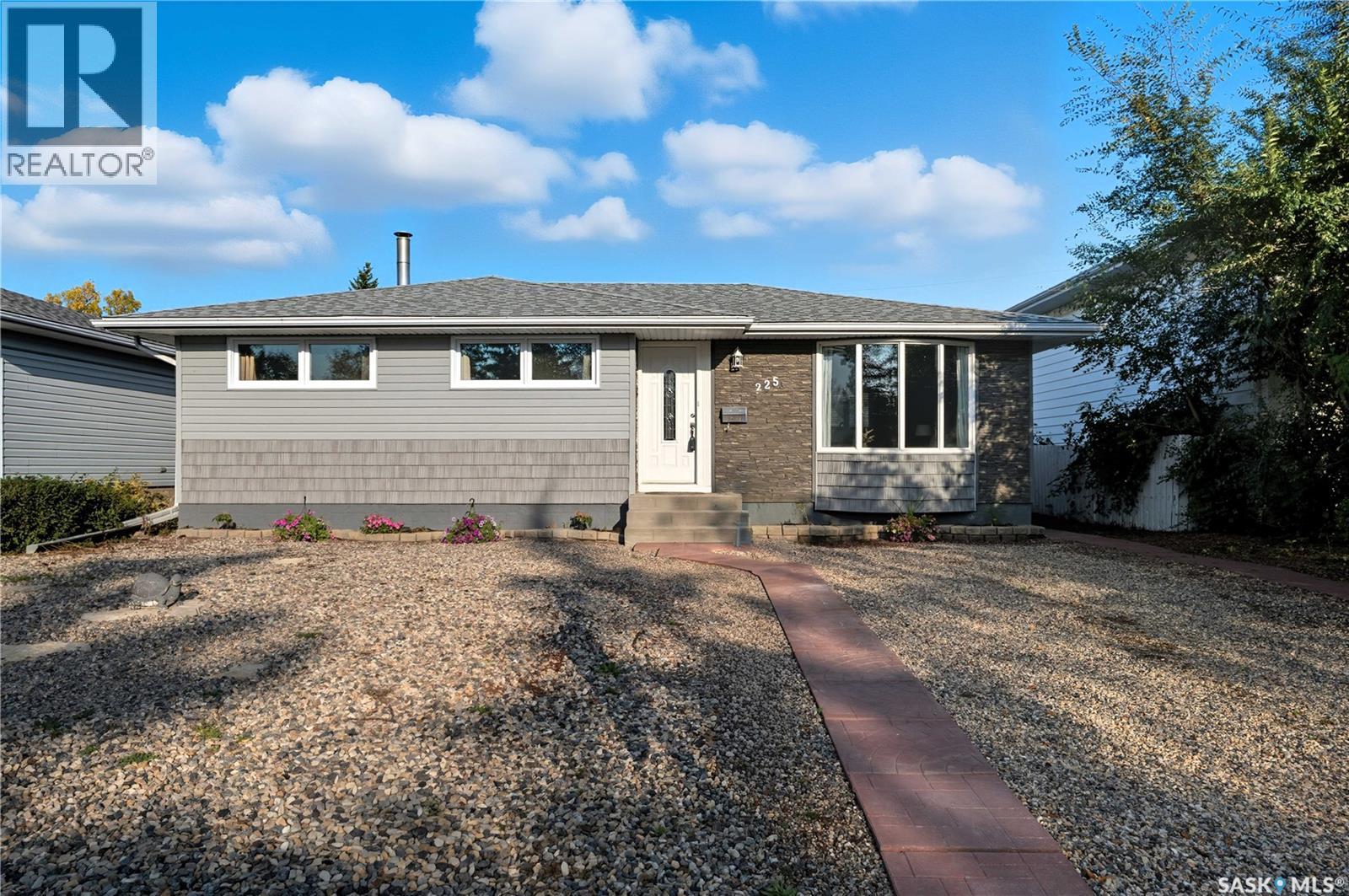 225 Wascana St, Regina, SK S4R 4H8