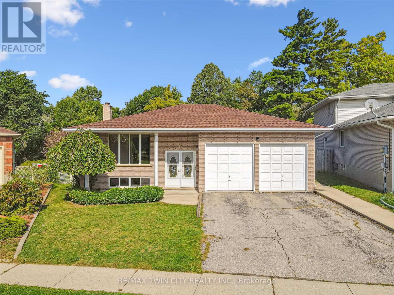 42 Azores Cres, Cambridge, ON N1R 7Z4