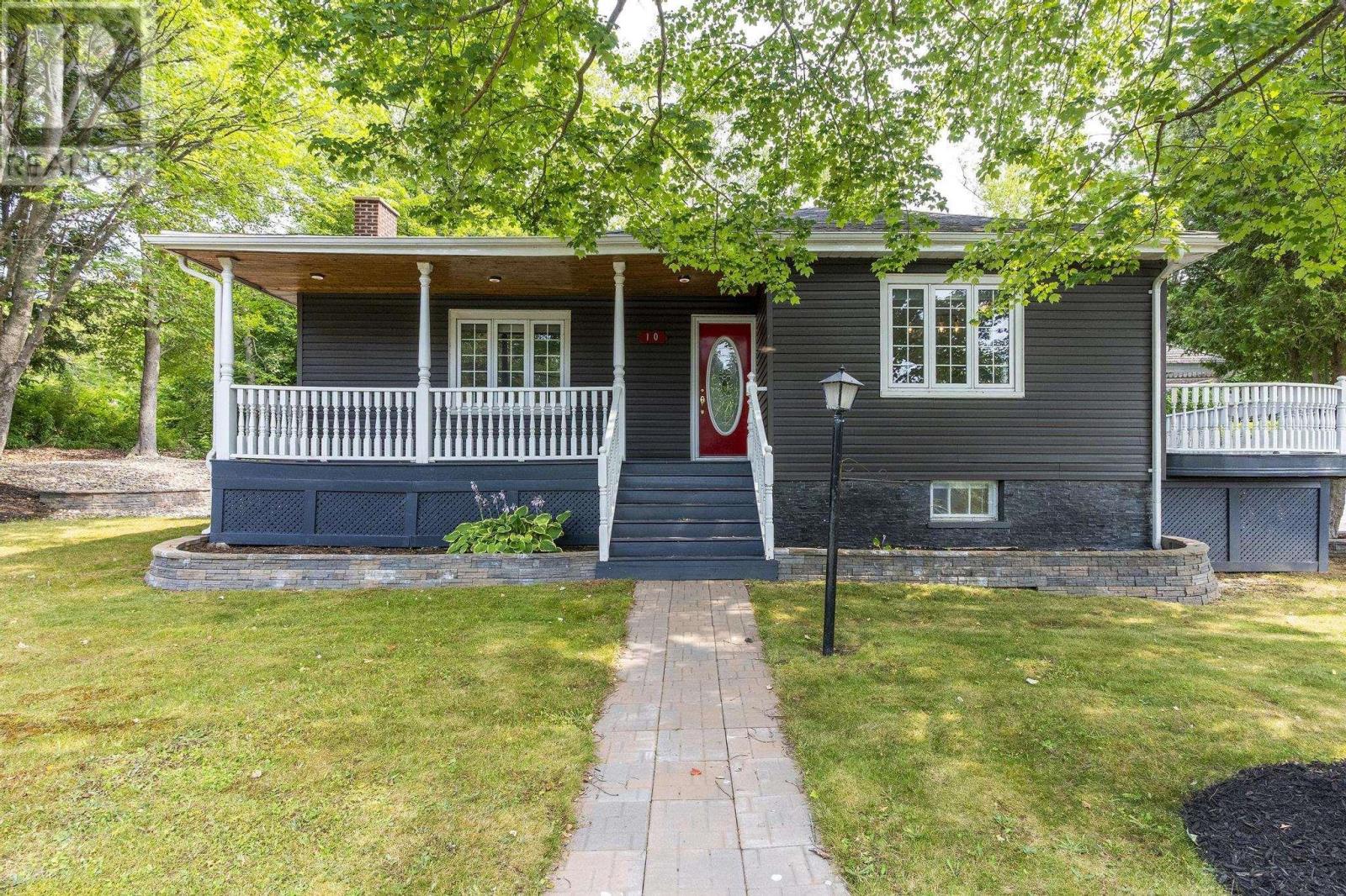 10 Howe Ave, Fall River, NS B2T 1H7