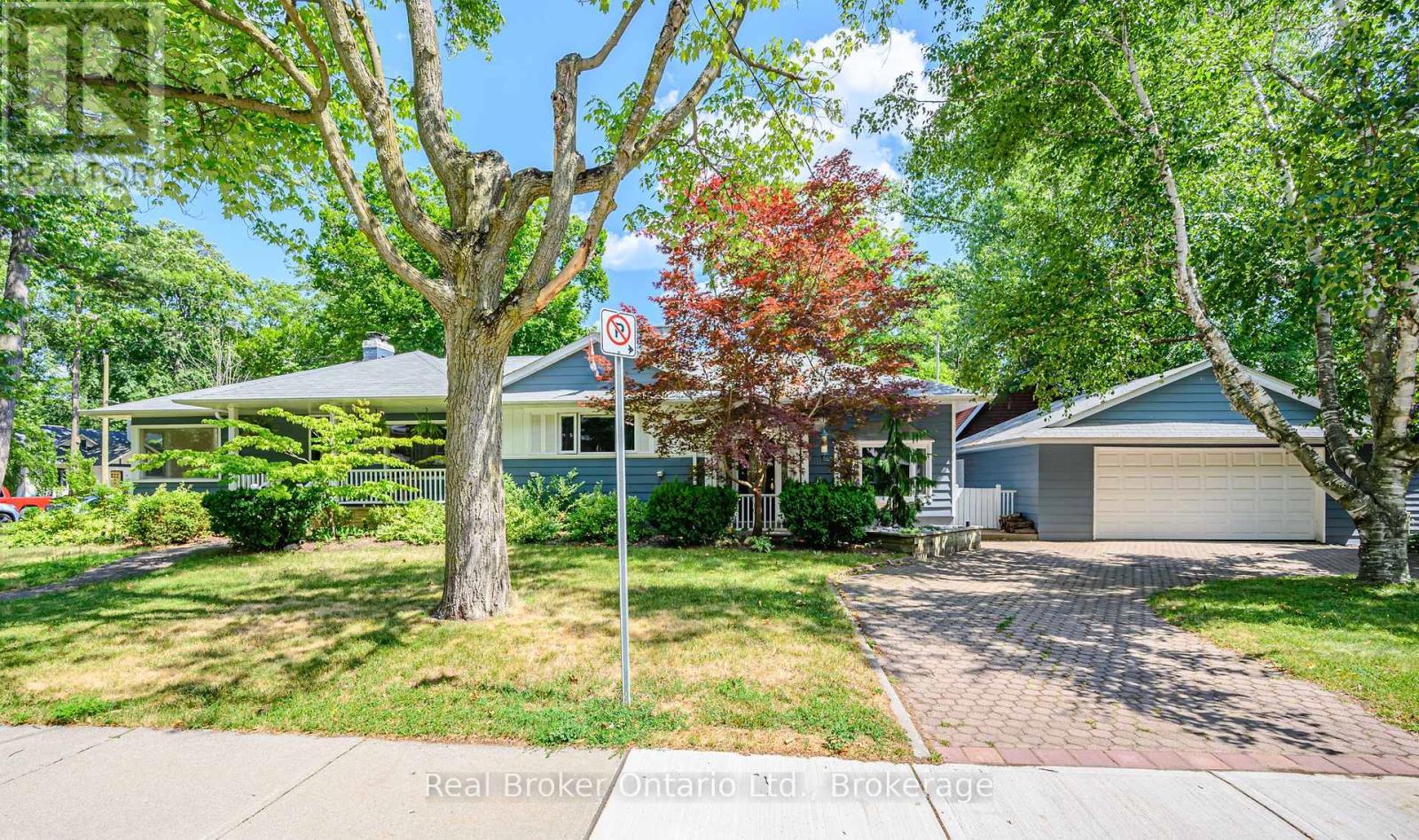 374 Spruce St, Oakville, ON L6J 2H3