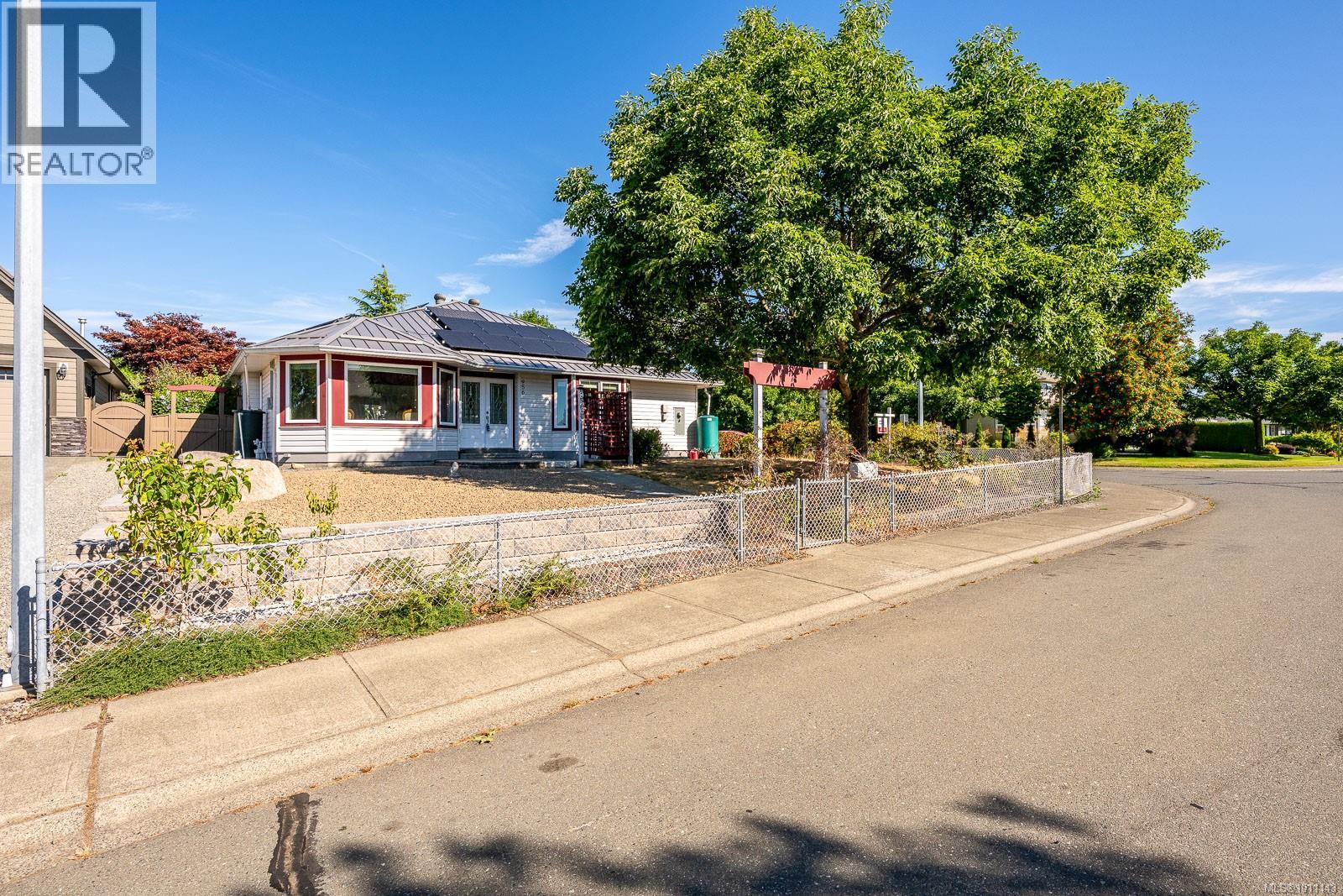 956 Brooks Pl, Courtenay, BC V9N 9E3