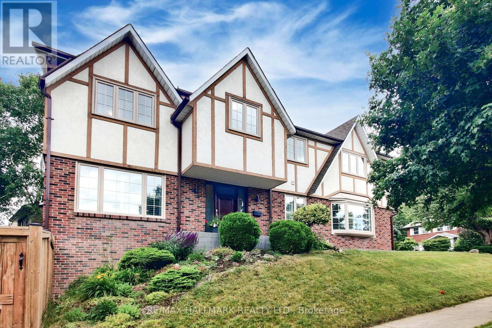 2 Butterfield Dr, Toronto, ON M3A 2L8