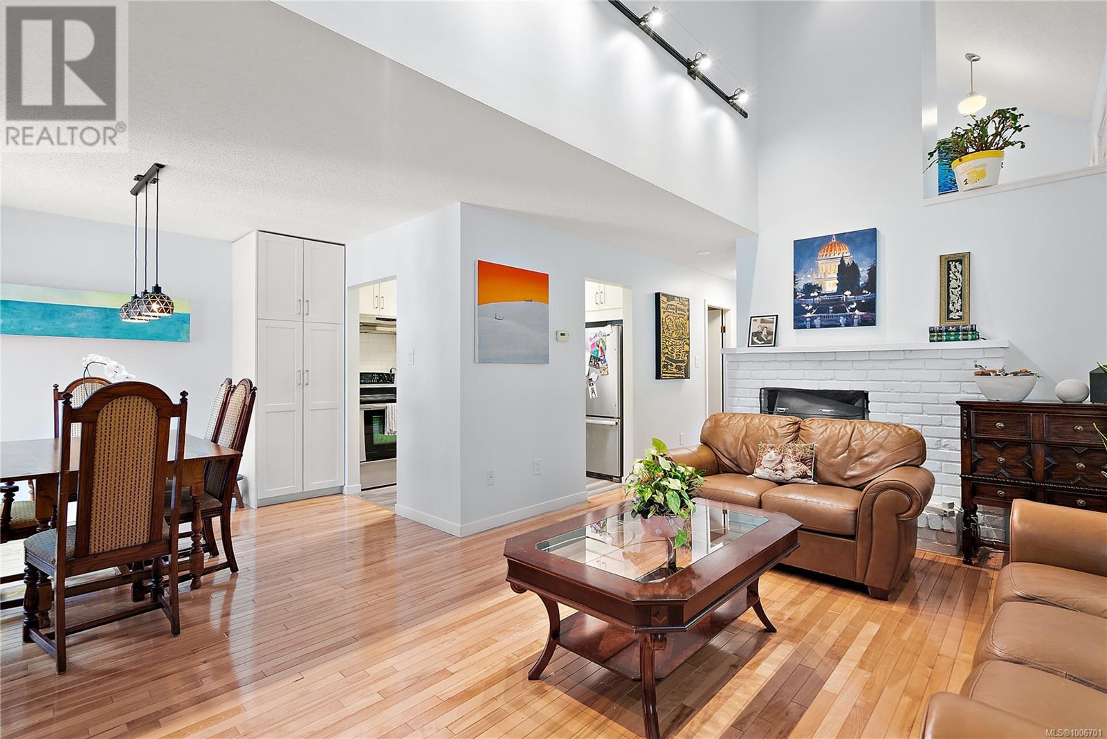 1464 Fort St Unit 1 St, Victoria, BC V8S 1Z5