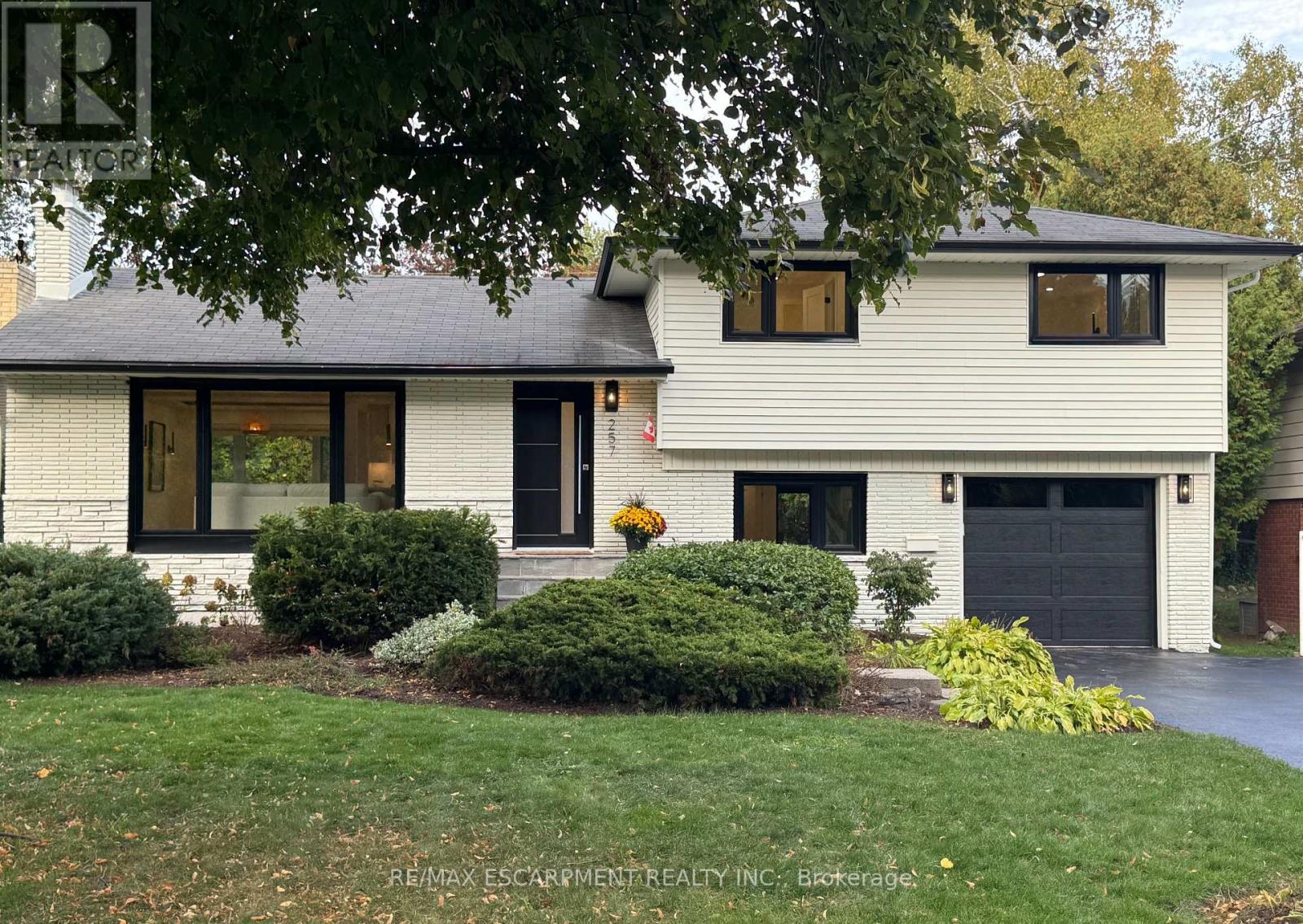 257 Strathcona Dr, Burlington, ON L7L 2C9