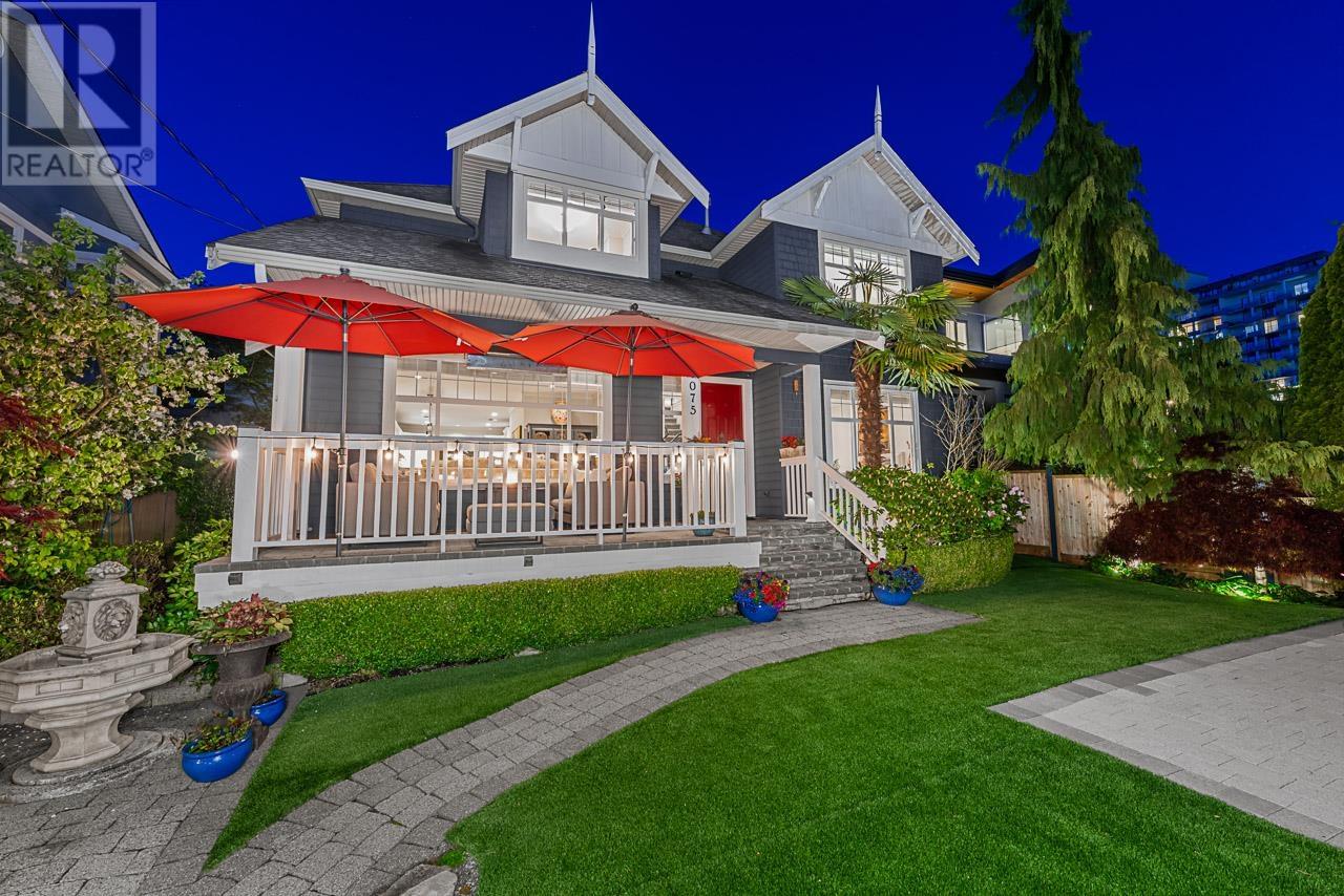 1075 Esplanade Ave, West Vancouver, BC V7T 1G2