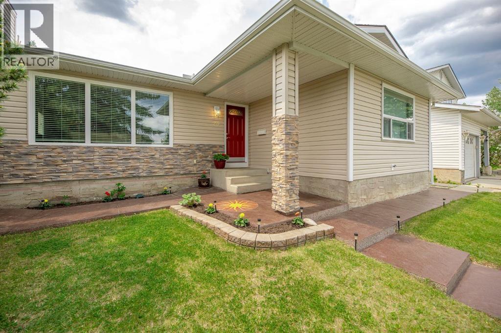 20 Woodford Cres SW, Calgary, AB T2W 4C4