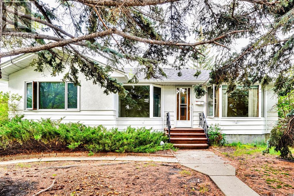 1956 Kelwood Dr SW, Calgary, AB T3E 3Z3