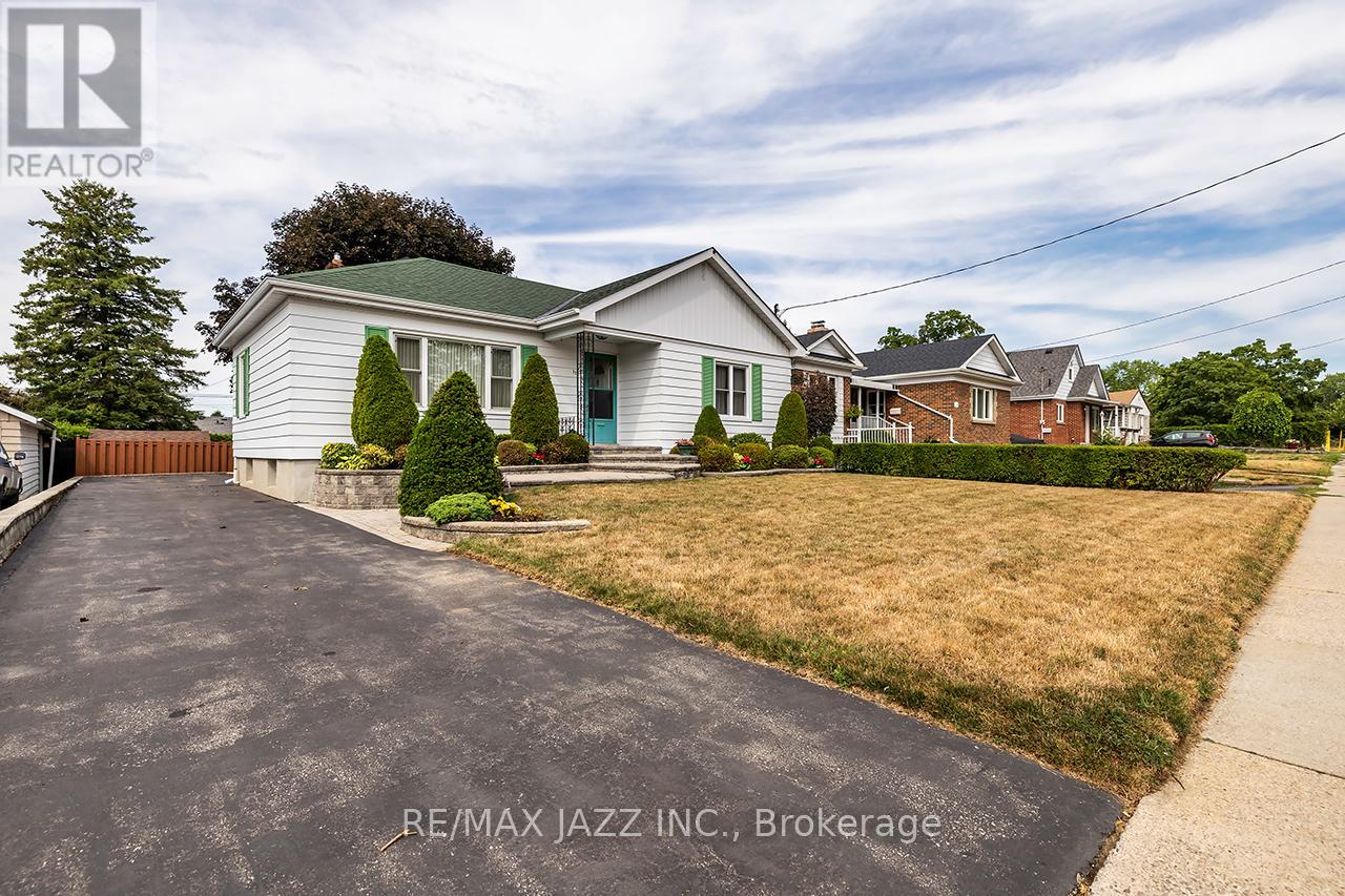 114 Fernhill Blvd, Oshawa, ON L1J 5J3