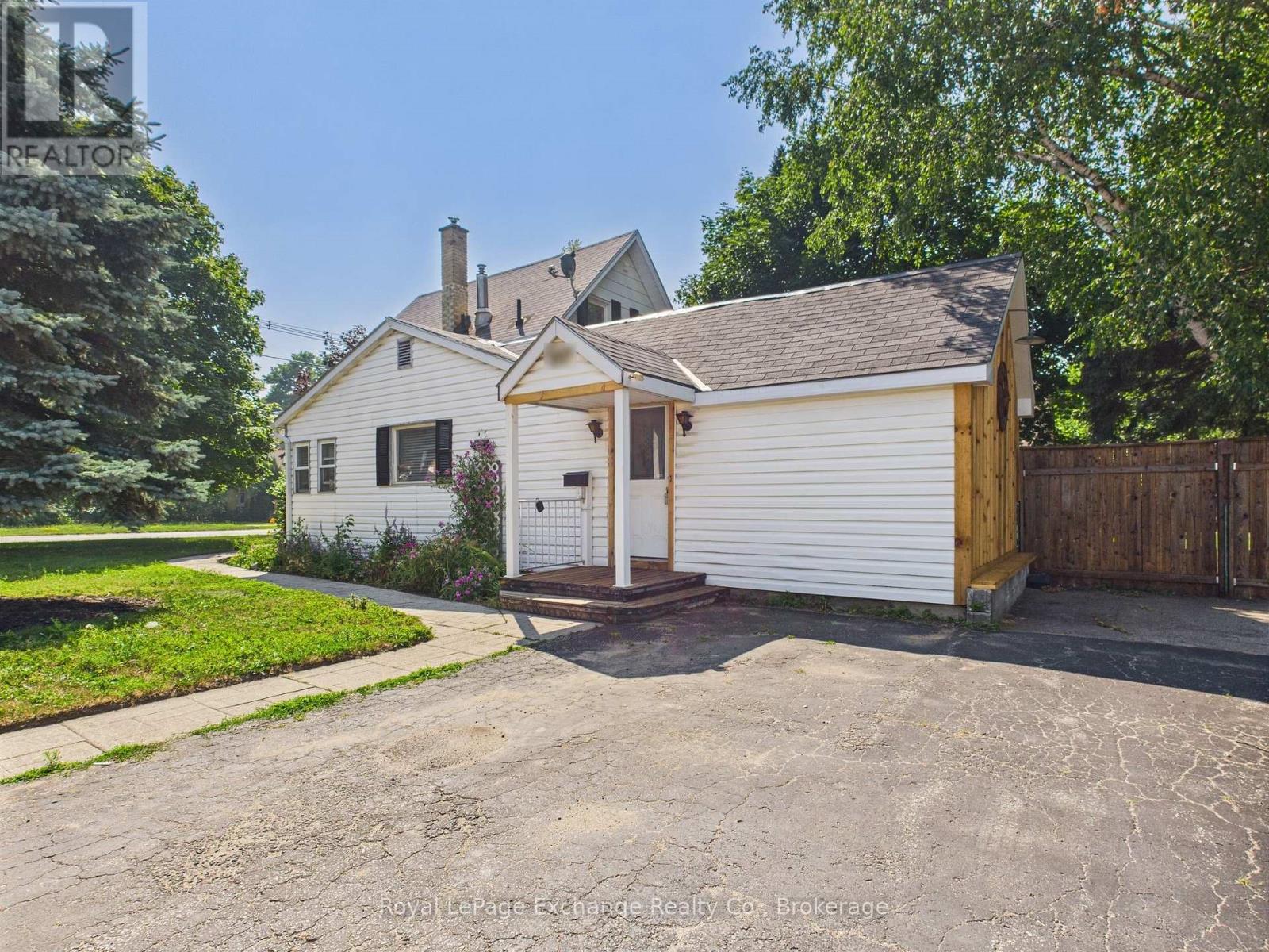 557 Market St, Saugeen Shores, ON N0H 2C4