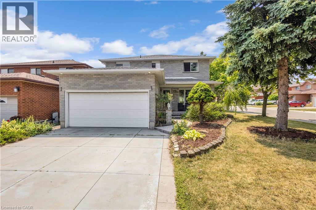 2 Robespierre Ct, Hamilton, ON L9B 2G6