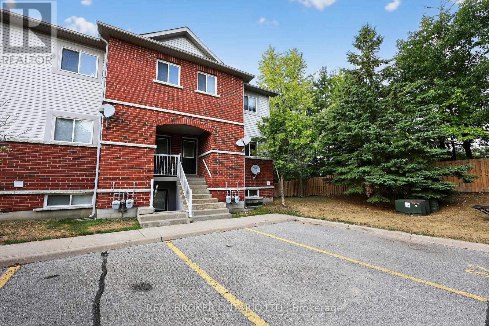 1 237 Ferndale Dr S, Barrie, ON L4N 0T6
