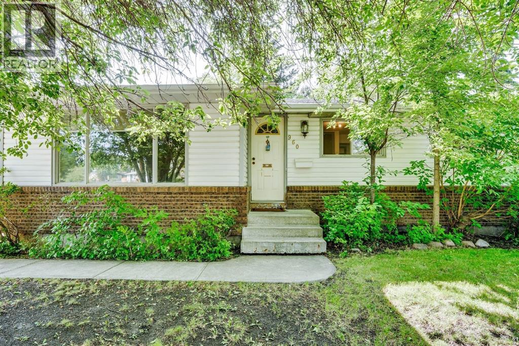 960 Lysander Dr SE, Calgary, AB T2C 1R9